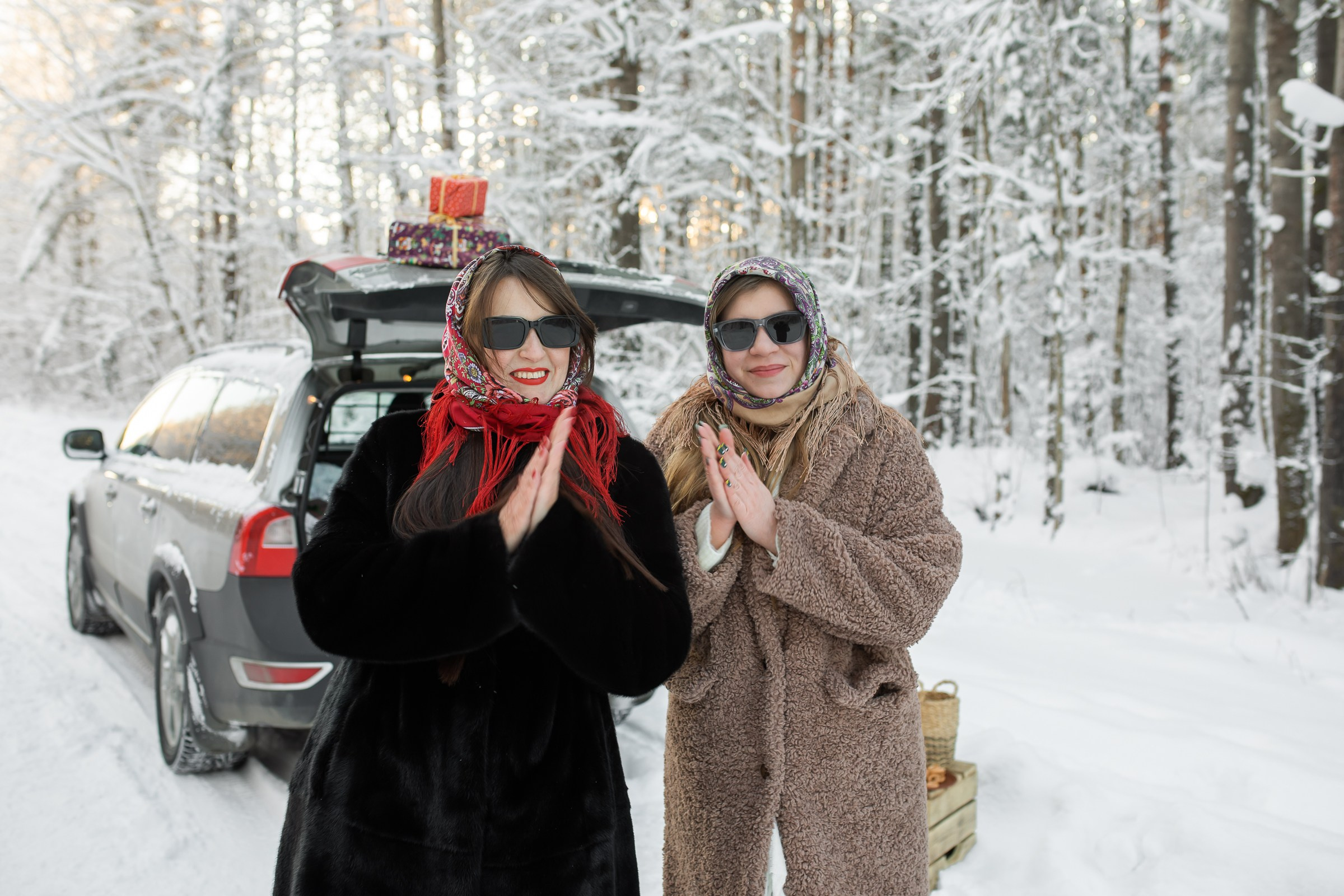 Анастасия и Юлия в зимнем лесу. Свадебный и семейный фотограф в Колпино и СПб Юлия Папанова