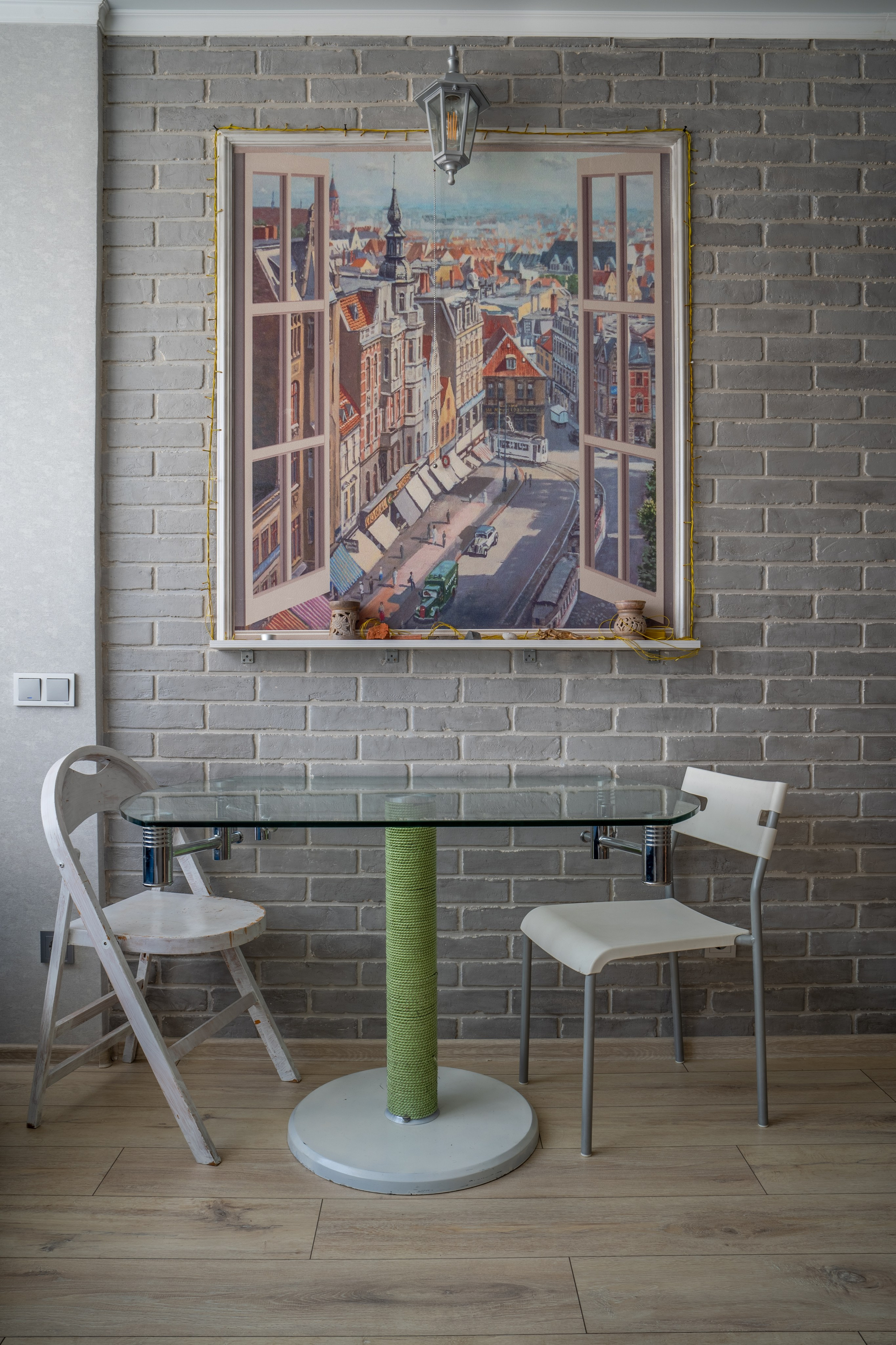 Стол со стульями в гостинной на фоне окна и фотообоев