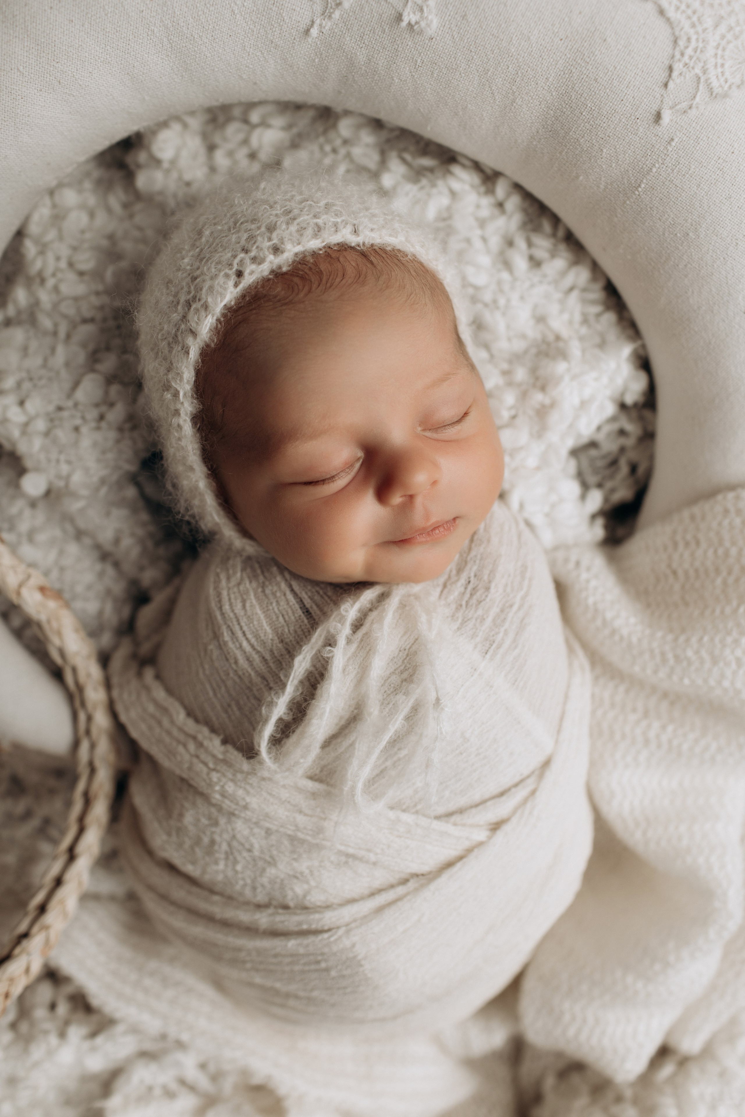 Newborn (фотосессия новорожденных). Фотостудия для новорожденных и малышей в Твери — На ручки