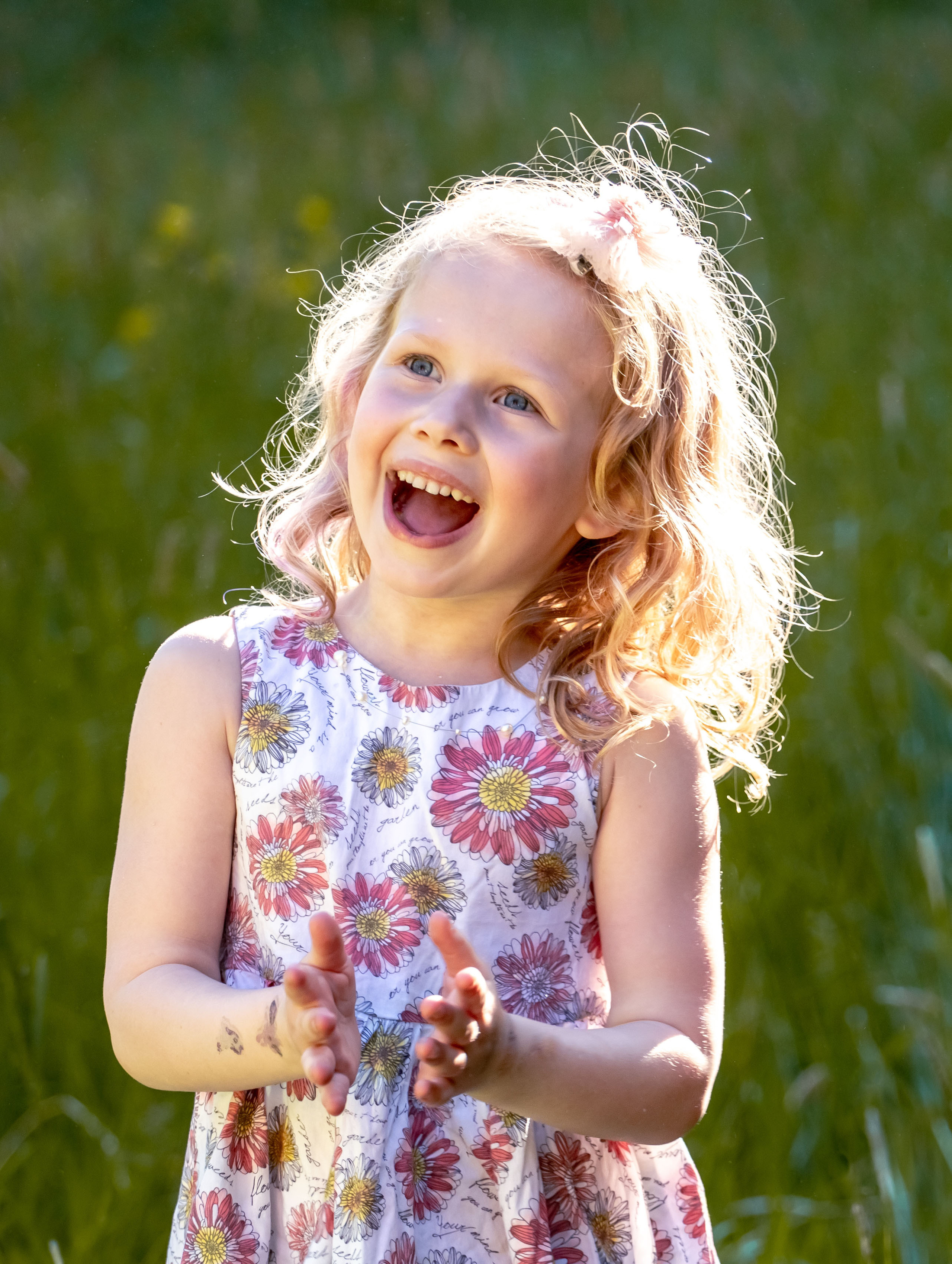 девочка на природе смеется