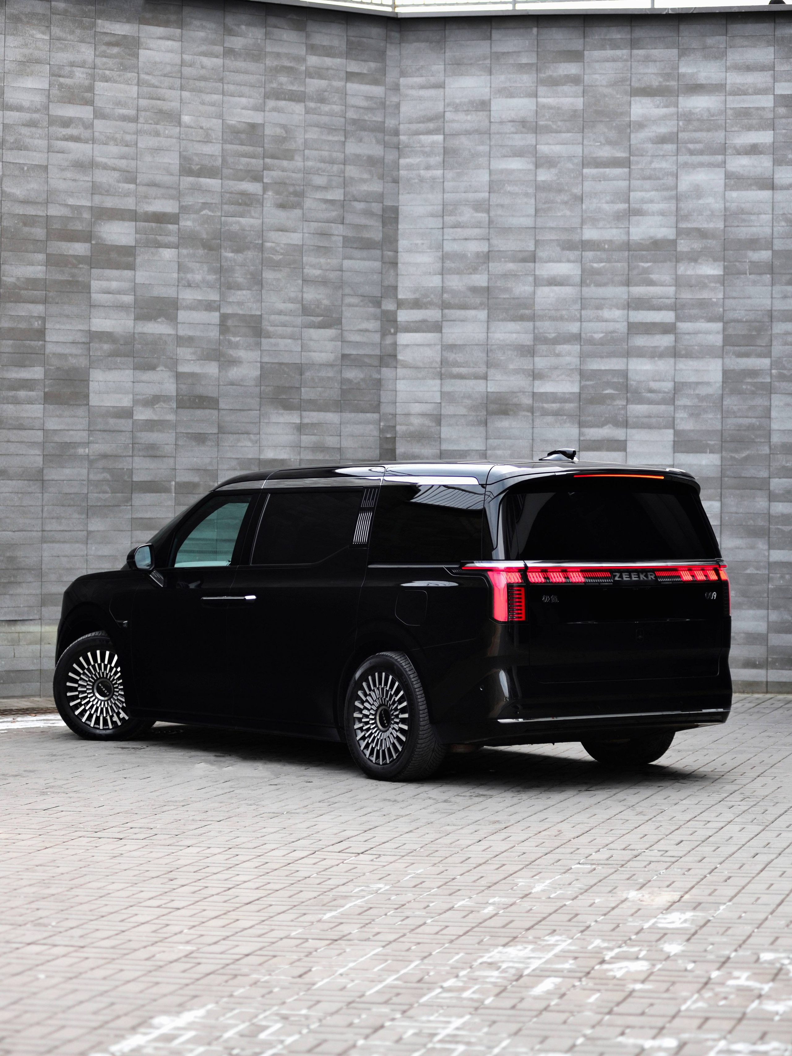 Zeekr 009. Автомобильный и интерьерный фотограф в Минске Александр Тагаев