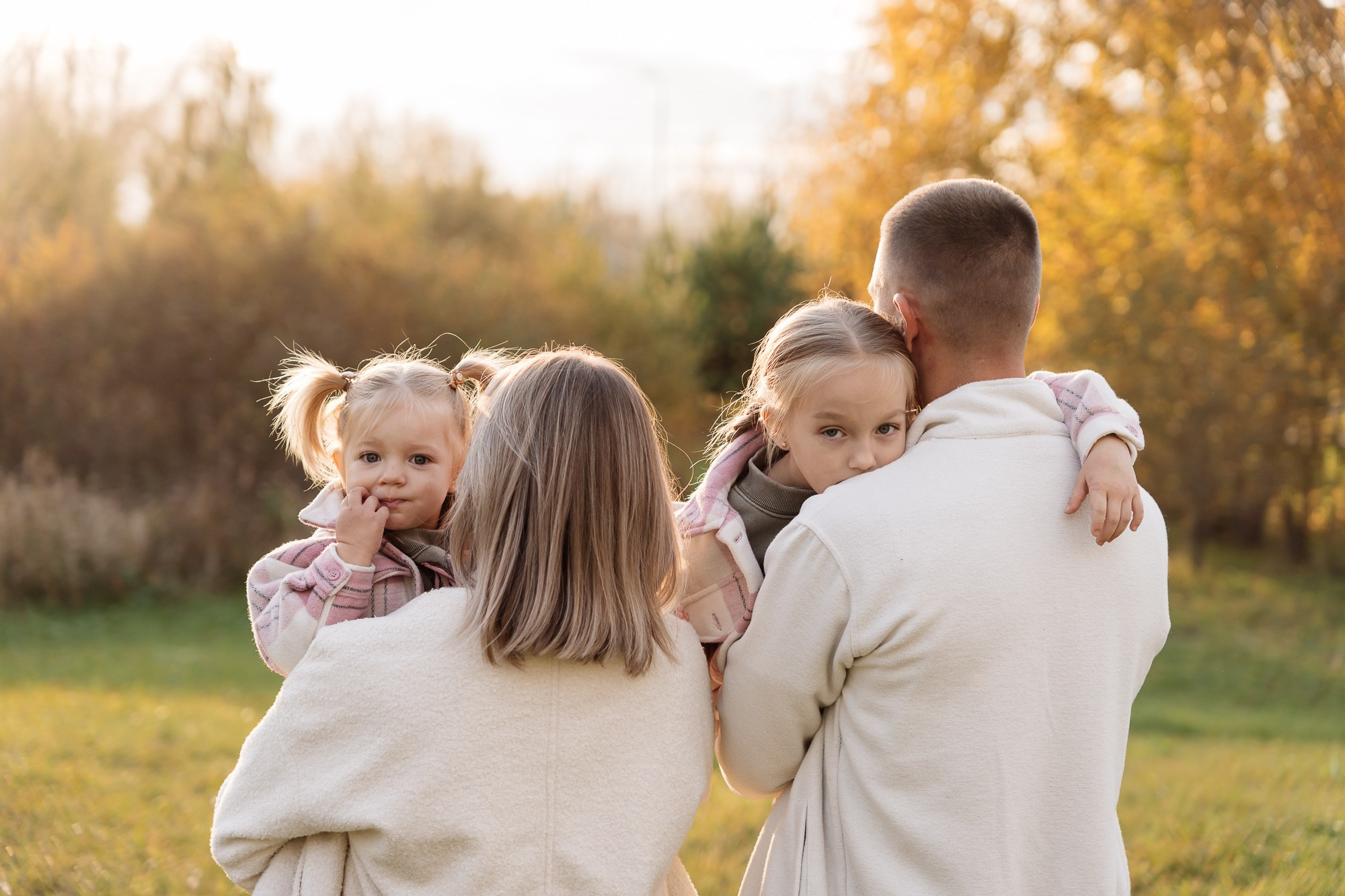 Мира и Тая на прогулке с родителями. Фотограф в Красноярске. Юлия Чаушанская