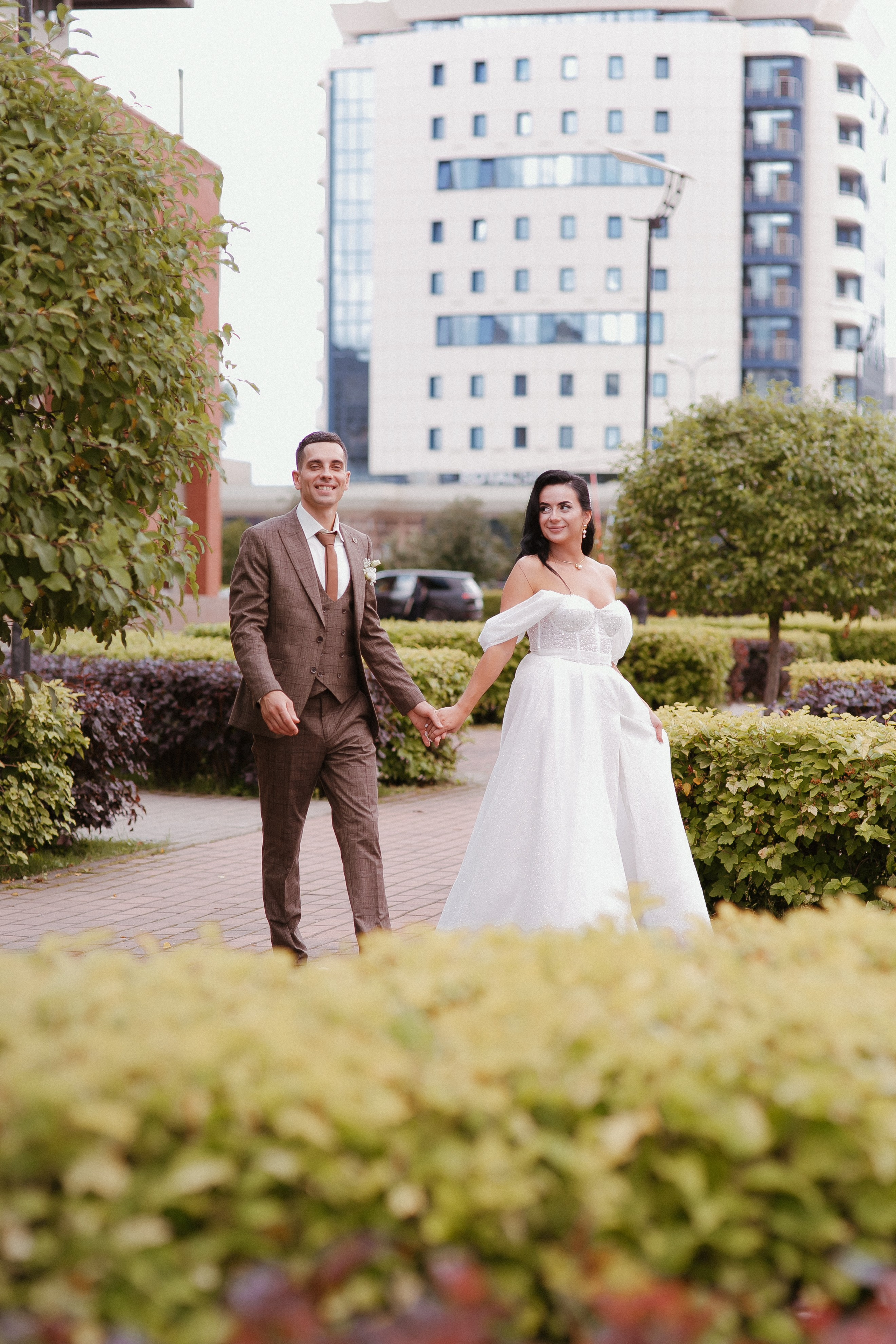 Съемка пары Марии и Ильи, гуляющих по городу. Свадебный и репортажный фотограф в Ярославле и Санкт-Петербурге Роман Микрюков