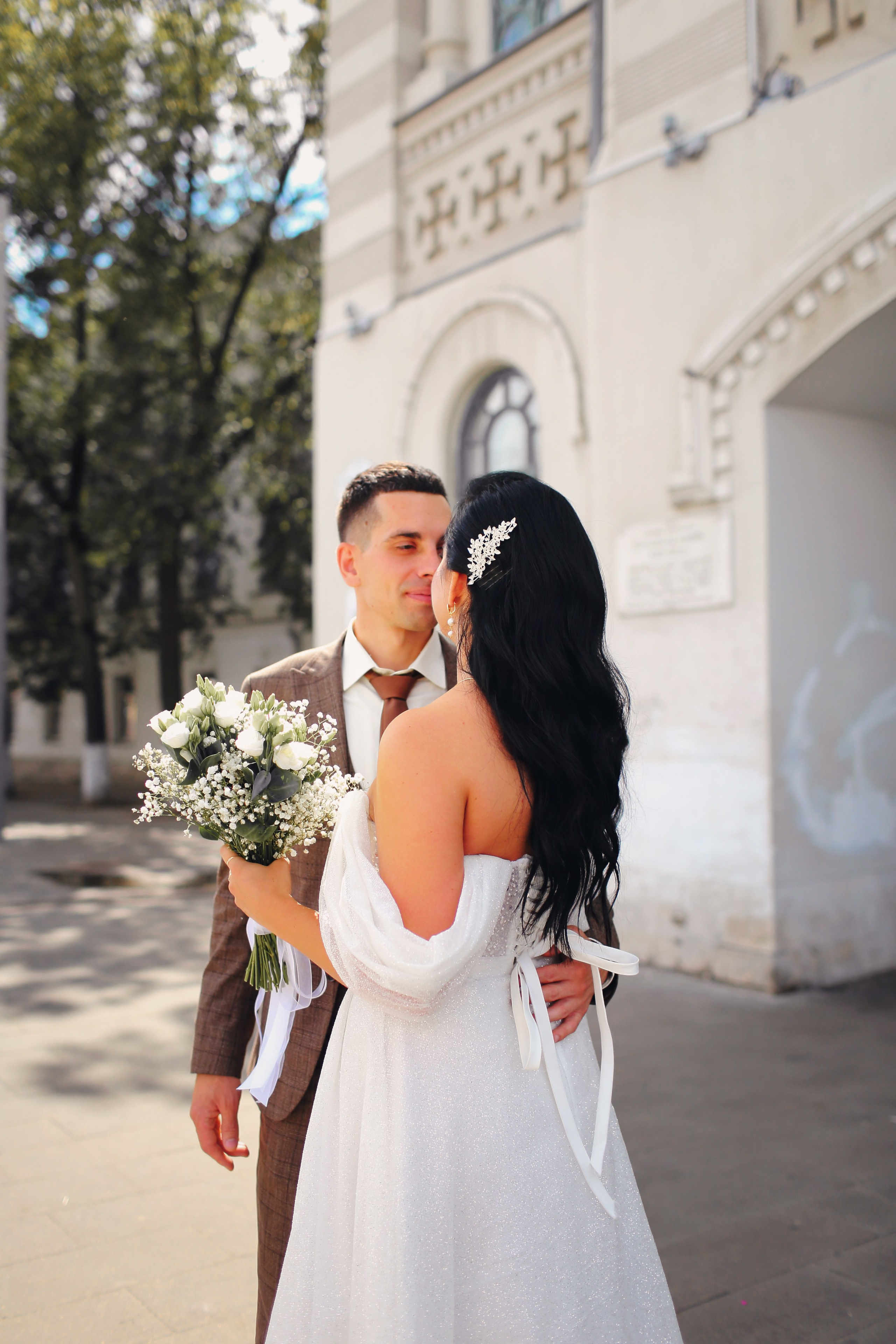 Съемка пары Марии и Ильи, гуляющих по городу. Свадебный и репортажный фотограф в Ярославле и Санкт-Петербурге Роман Микрюков