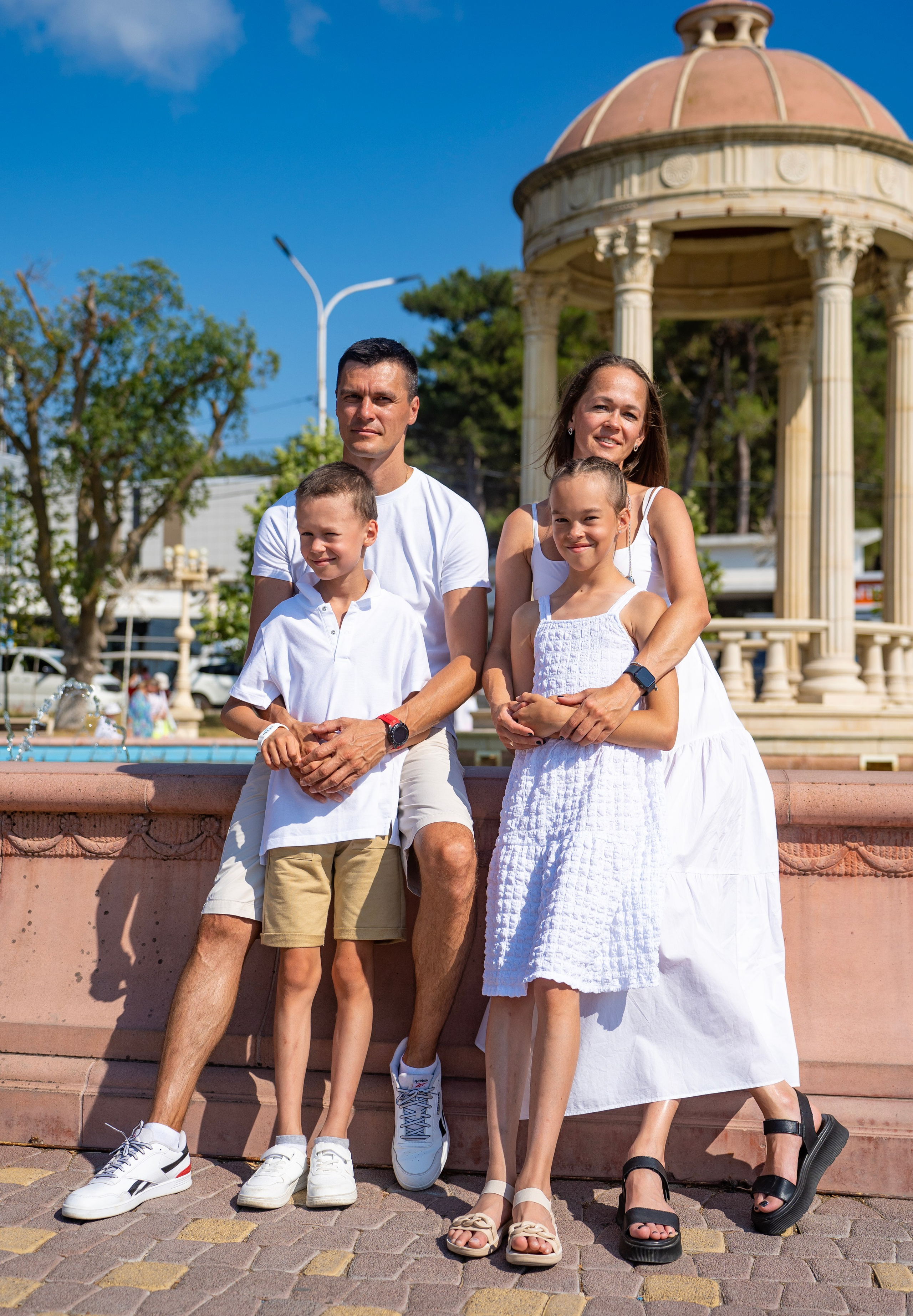 Семейная фотопрогулка по Кабардинке. Семейный и детский фотограф Екатерина Черняева. Снимаю портреты, love story, фотопрогулки, работаю на улице, в кафе, студии, дома у клиента