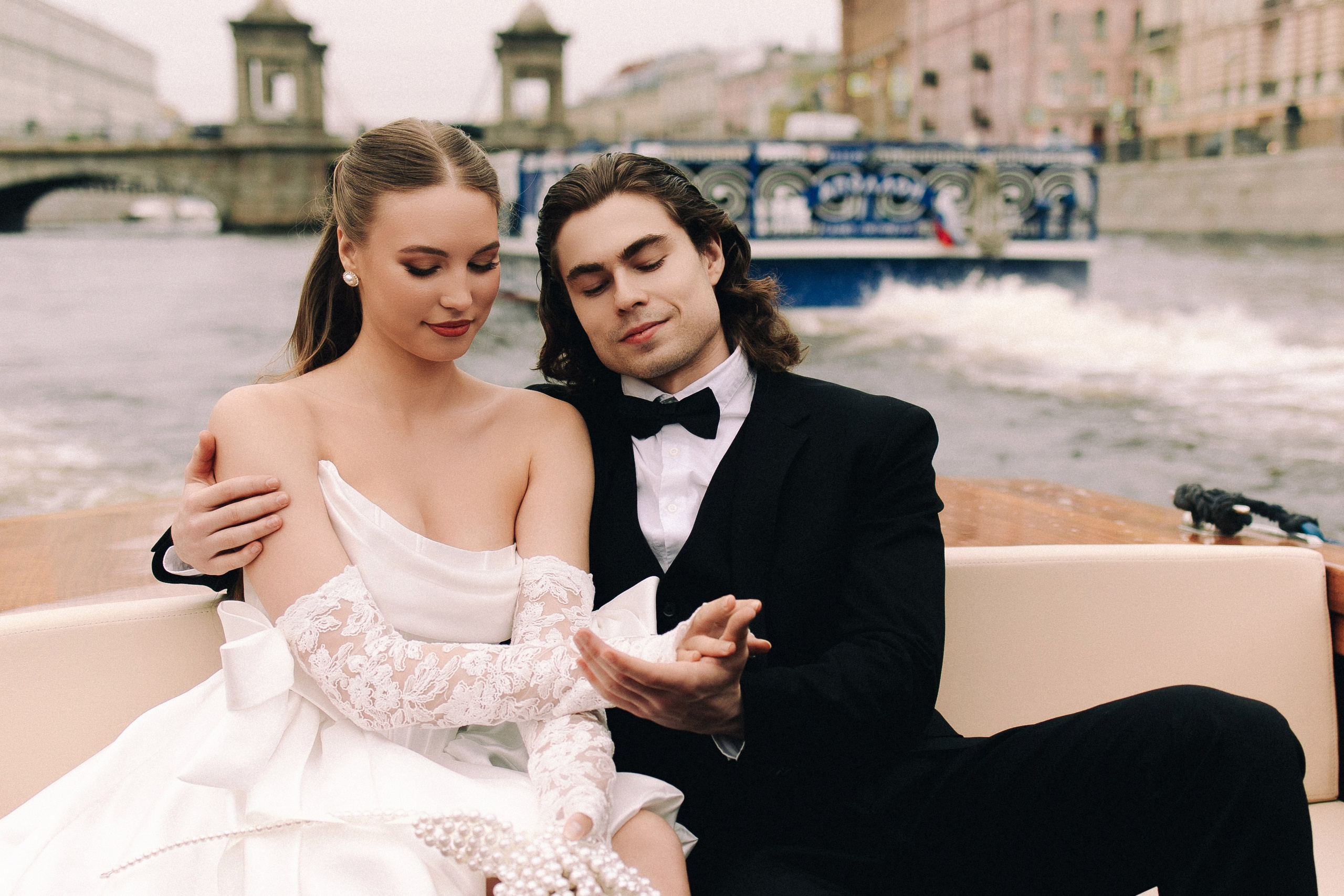 На катере. ФОТОГРАФ РОЗА ФИЛИНА СПб I МОСКВА