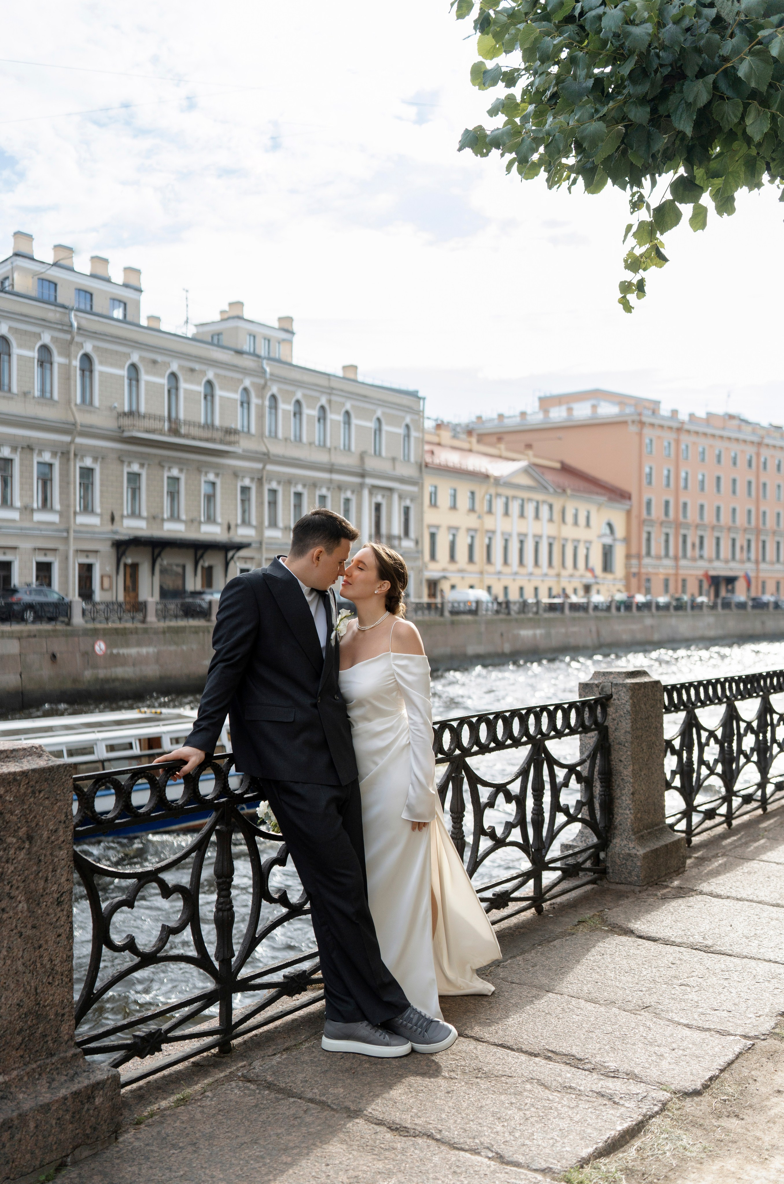 Лёня и Юля. Питер. От утра в отеле до вечеринки в ресторане на заливе. Цифра и плёнка. Свадебный фотограф Катерина Чулкова