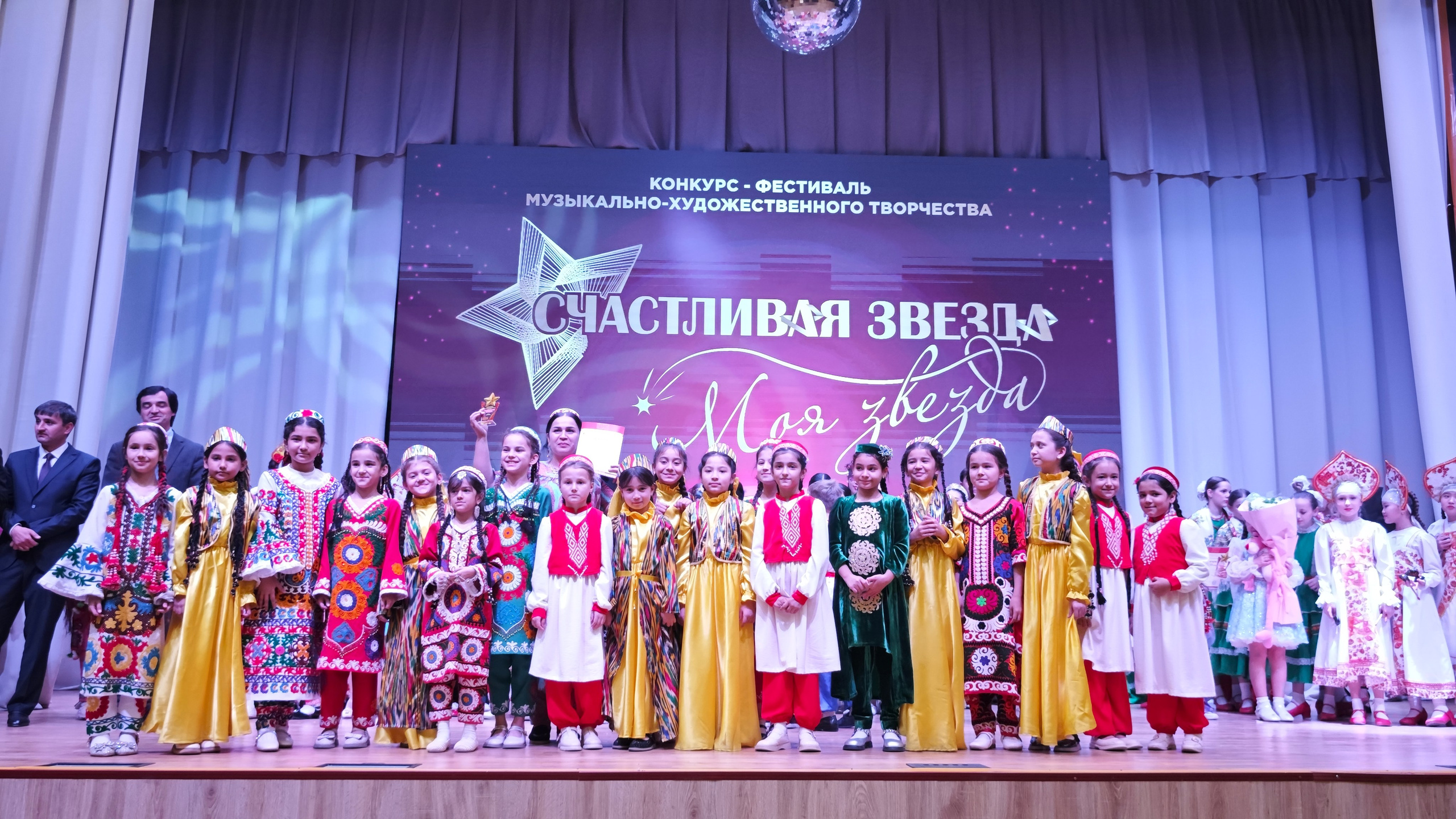 1 ноября 2025 г, г. Бохтар, Таджикистан. Золотое яблочко