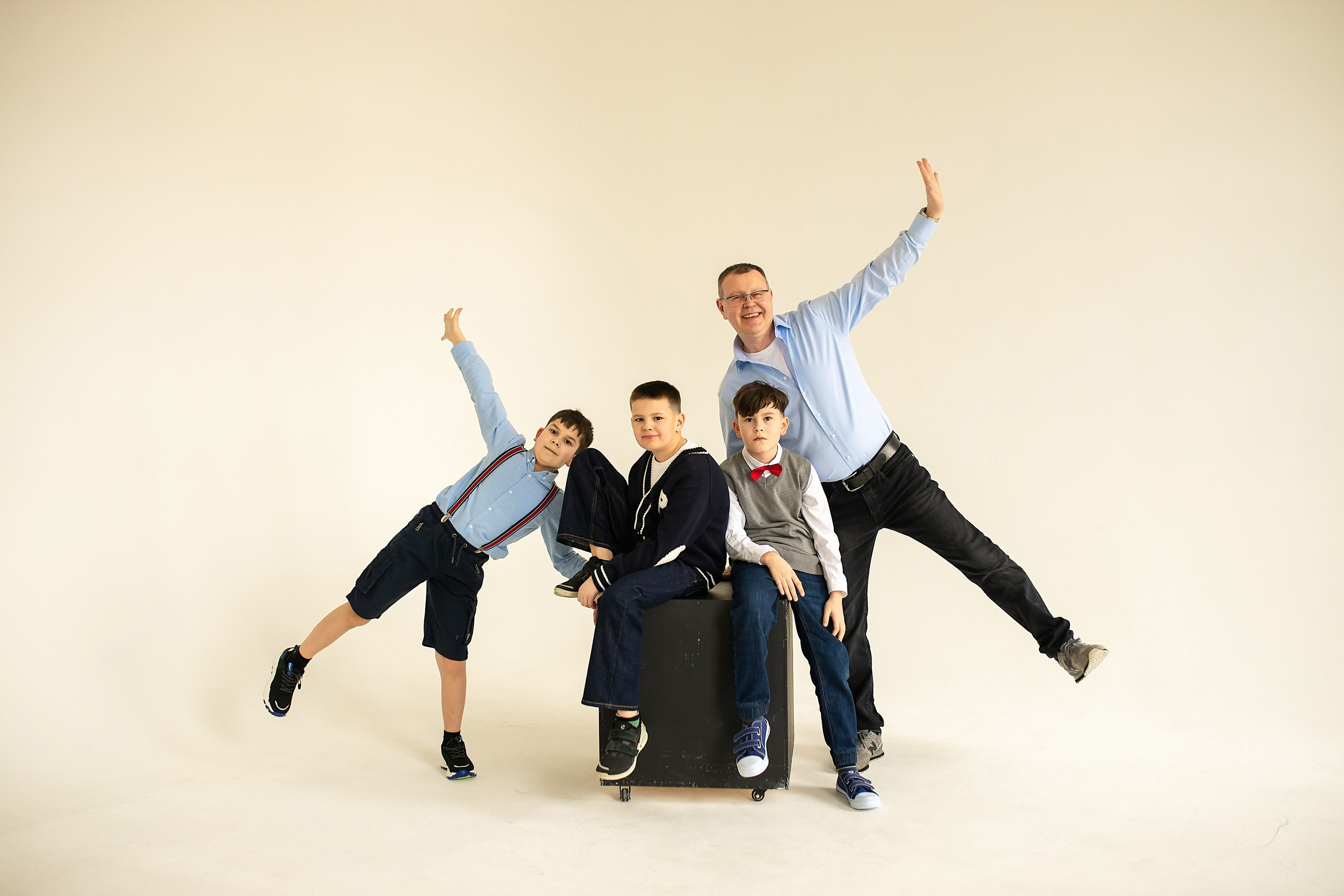 Семейная фотосессия на циклораме с естественным светом. Фотограф в Железнодорожном и Балашихе