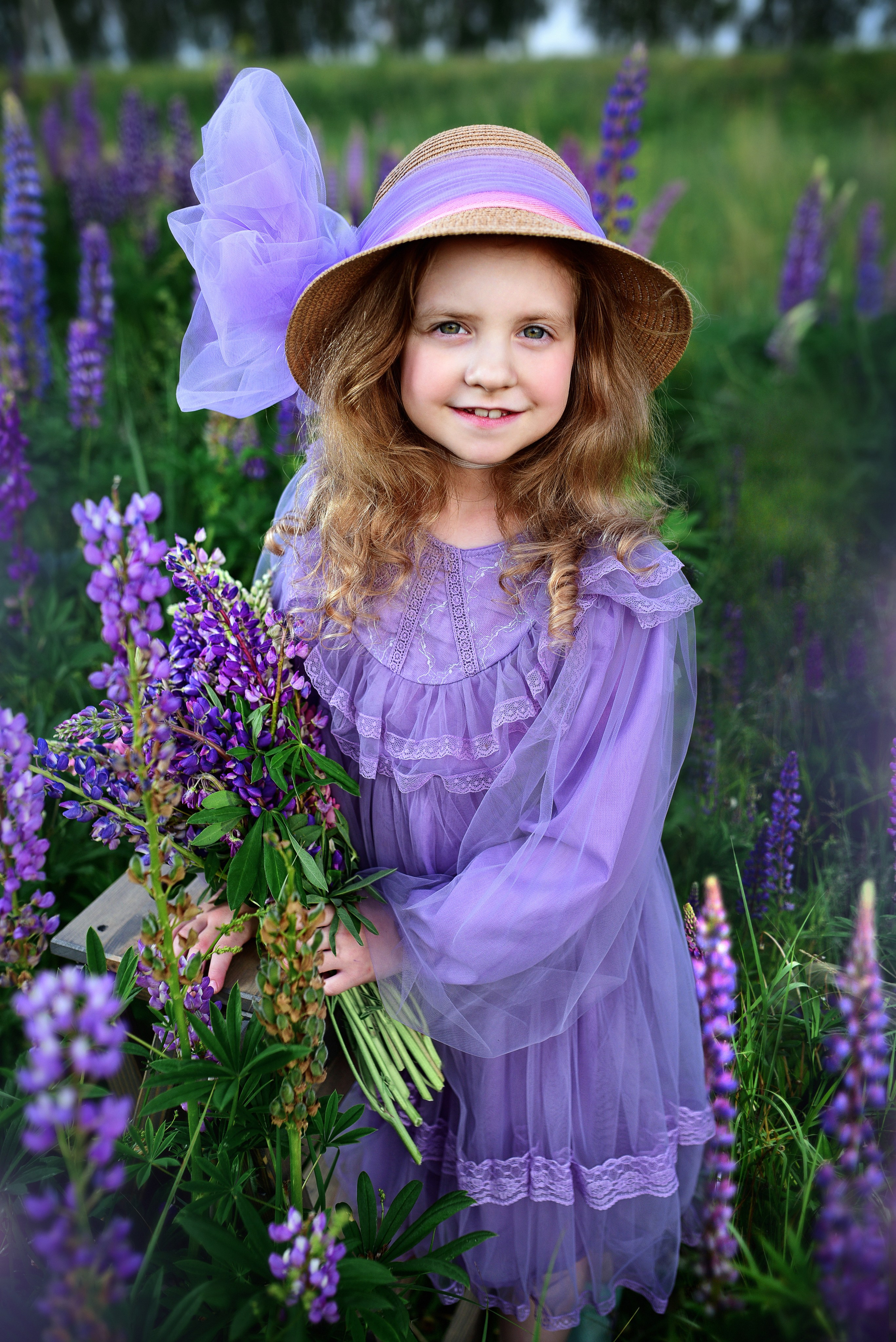 Марина с Алисой в люпинах. 2025. Художественная фотография. Первова Наталья