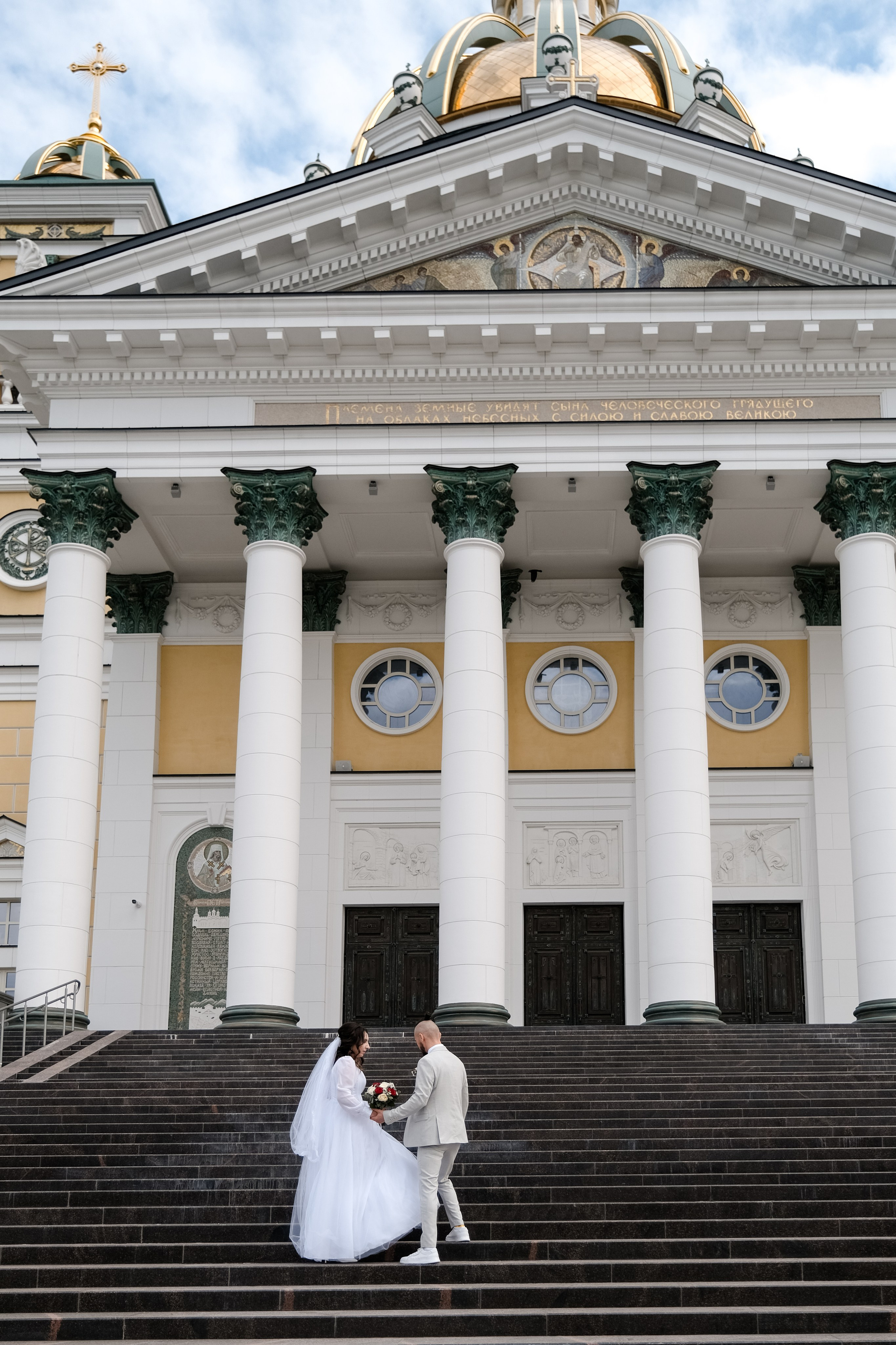Азат и Дарья_прогулка с ретро-автомобилями. Свадебный фотограф в Челябинске Сырчикова Наталья