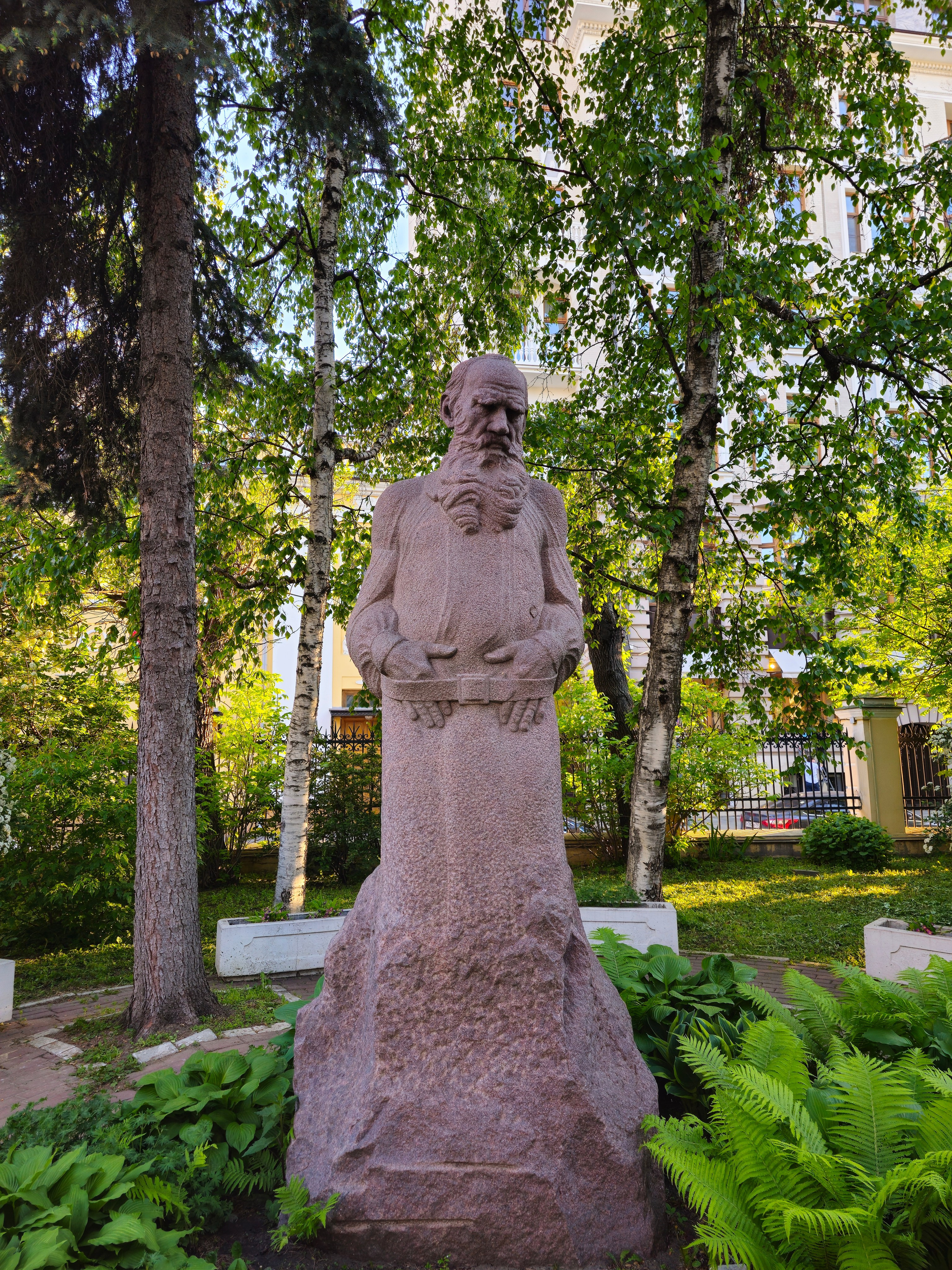 Памятник Льву Толстому в Москве во дворе Государственного музея Л. Н. Толстого