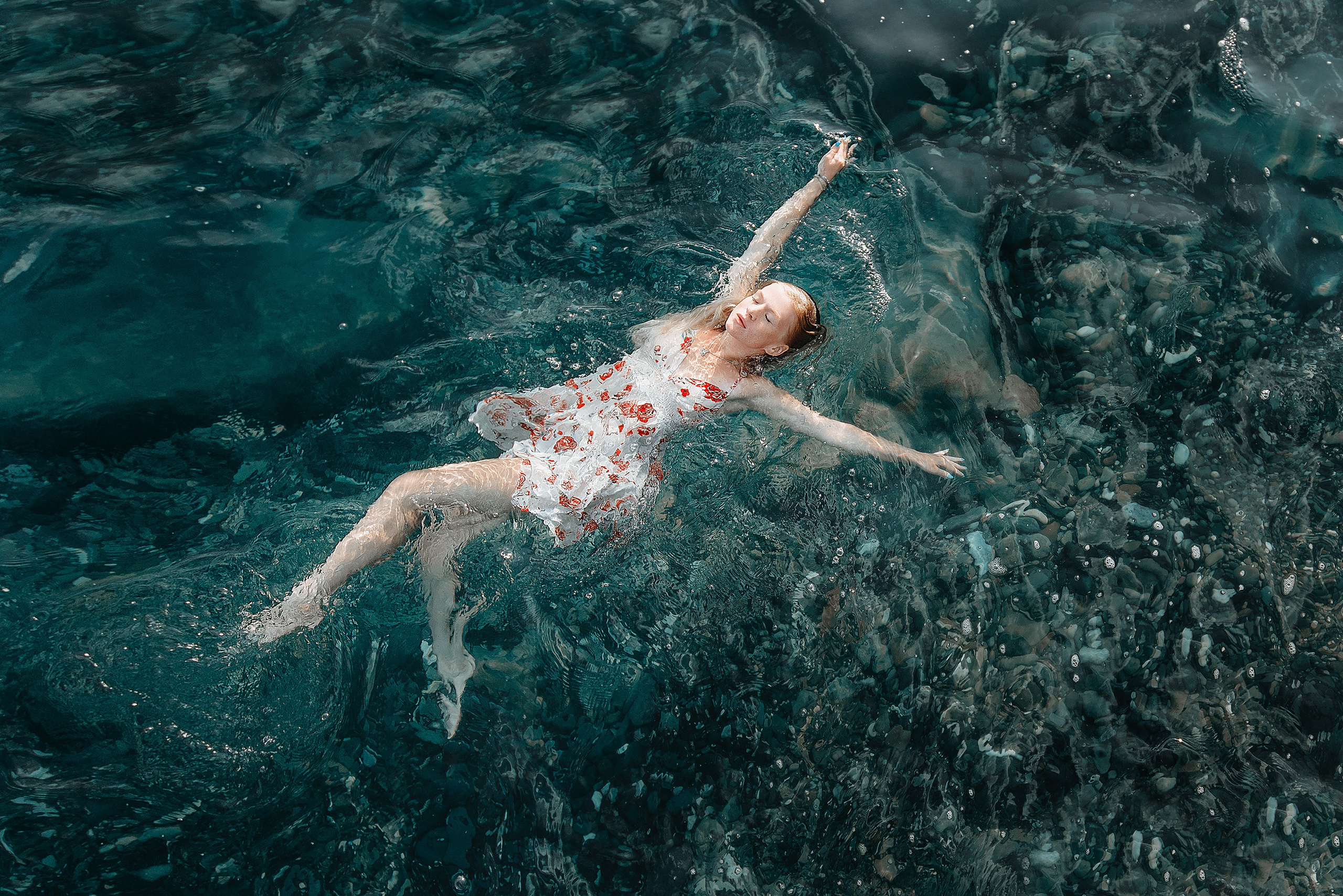 девушка летит в воде