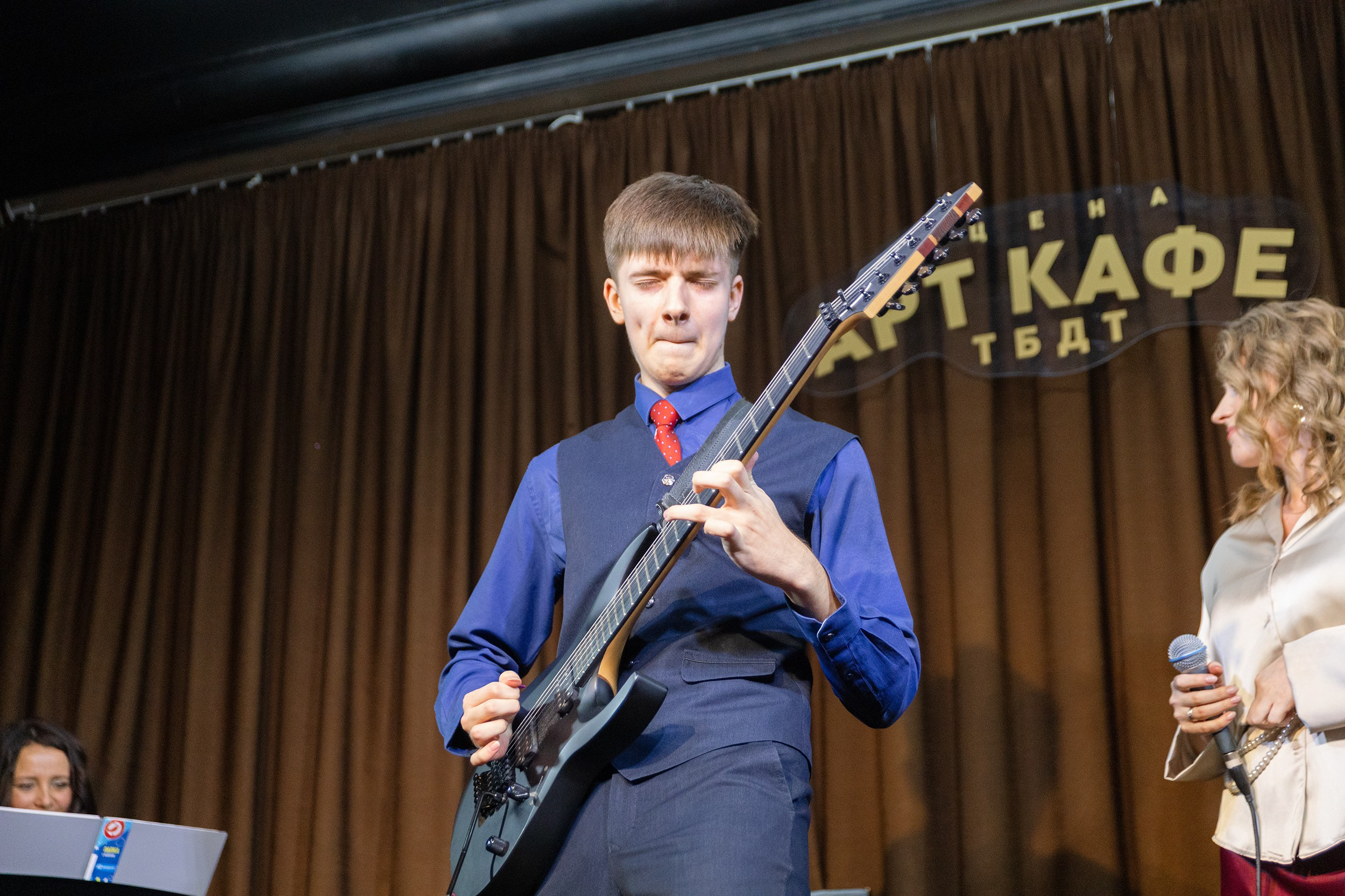 Выступление YOLO band в арт кафе. Фотограф Тюмень