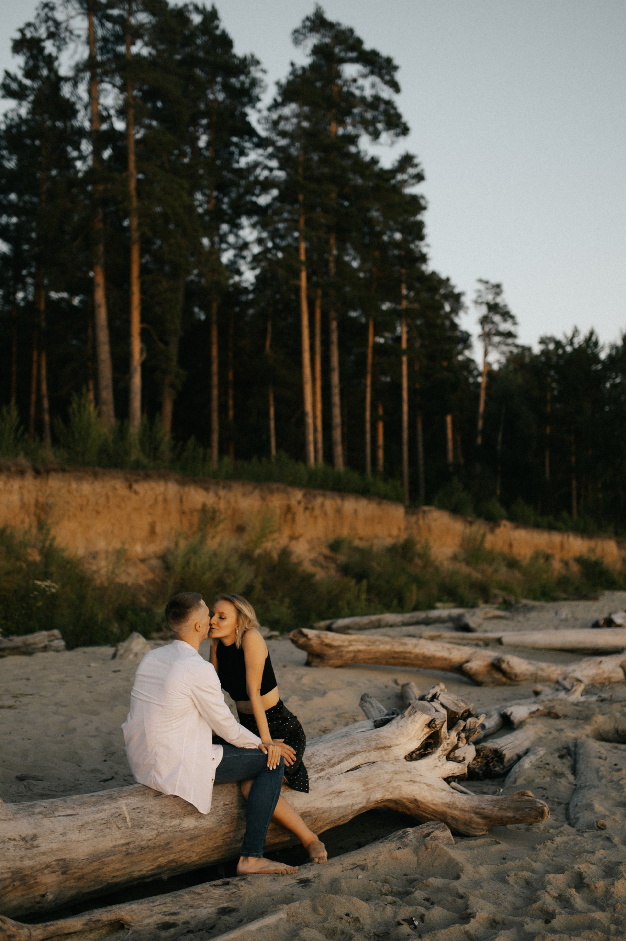АНДРЕЙ И ЛИЛЯ/ СЪЕМКА НА БЕРЕГУ БЕРДСКОГО ЗАЛИВА. Семейный фотограф в Новосибирске Женя Индрикова