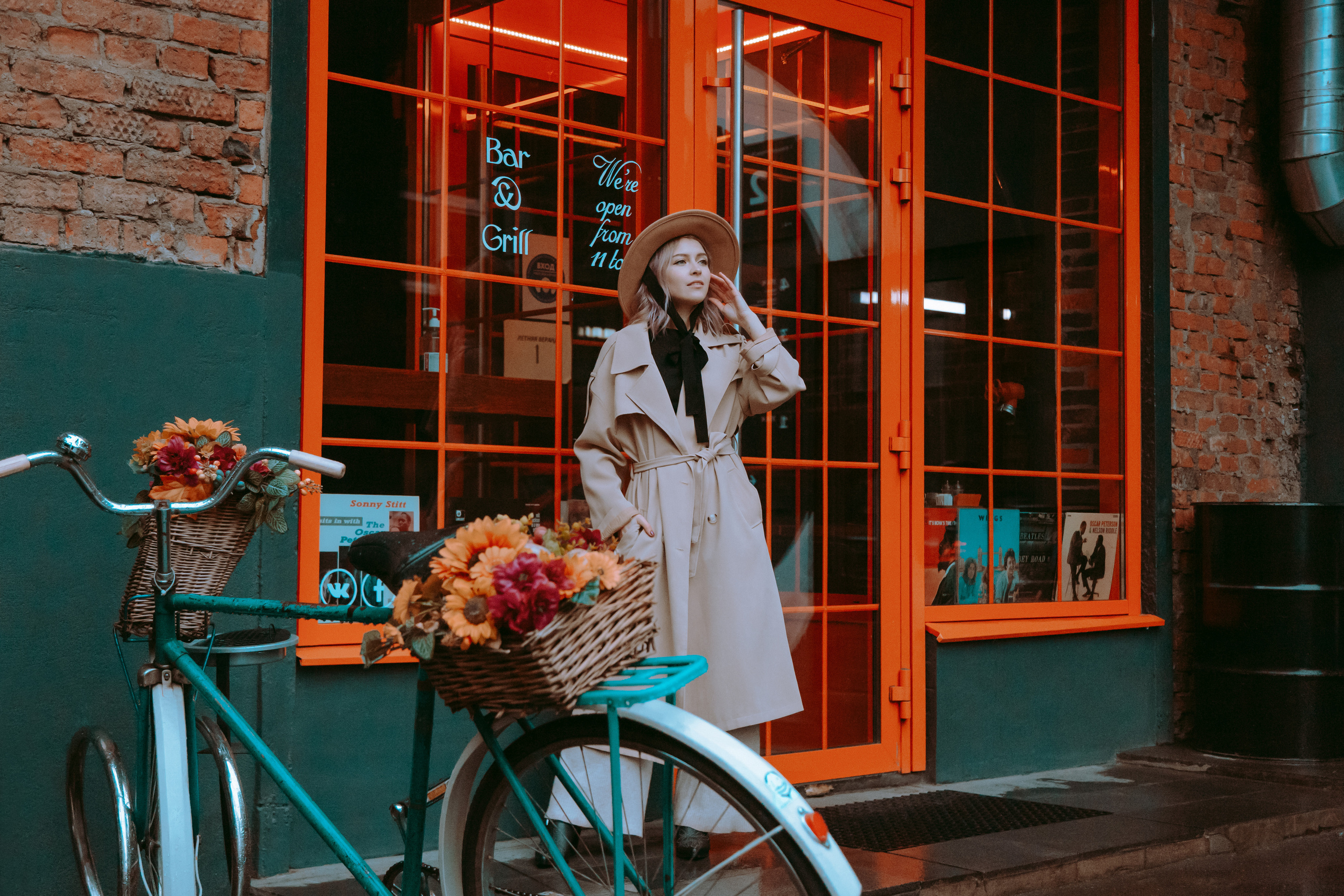 Уличная фотосессия в Москве. Анна Демеша. MARIA SOKOLOVA