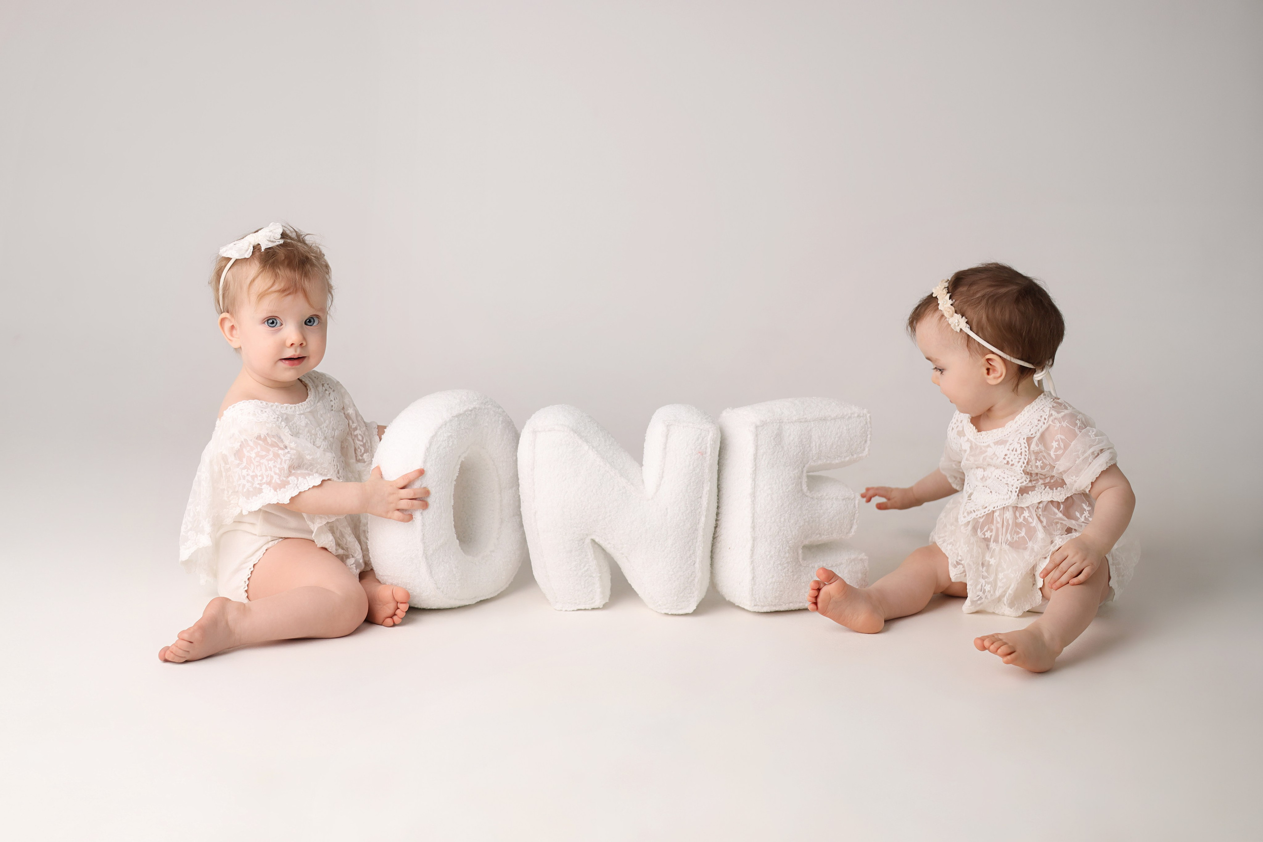 Фотосессия двойняшек на 1 годик. Фотограф новорожденных Москва. Ньюборн фотограф Москва