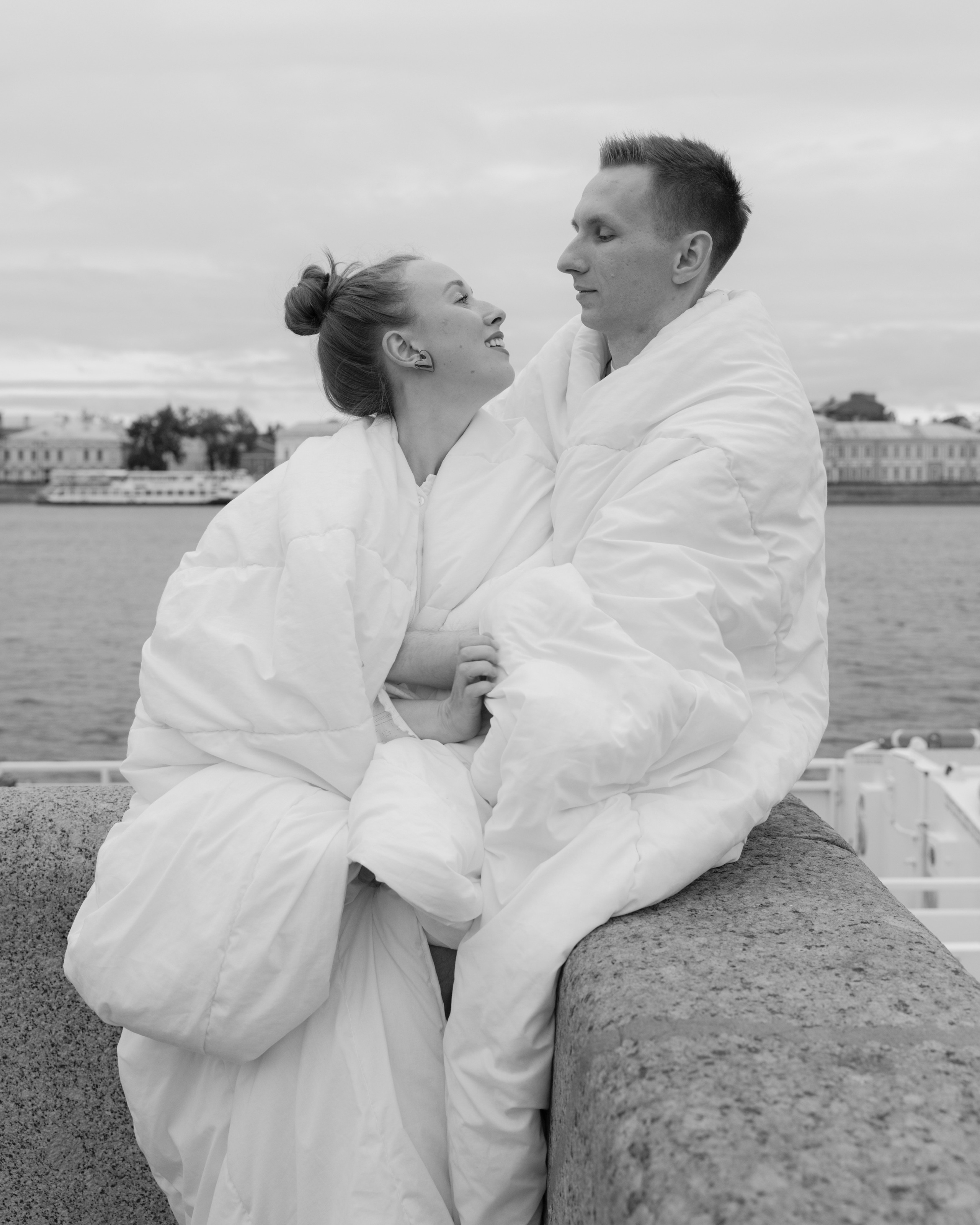 Лавстори прогулка в одеялах по ночному городу летом в Санкт-Петербурге. Фотограф в Санкт-Петербурге Вагнер Юлия