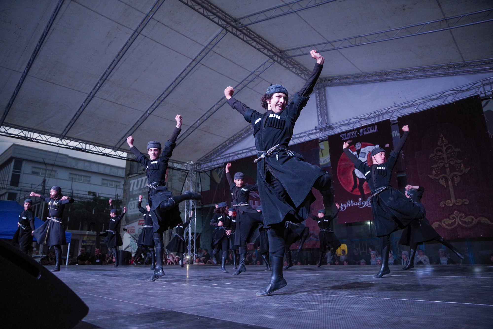 Грузинский танец. Портретный фотограф Денис Милютин