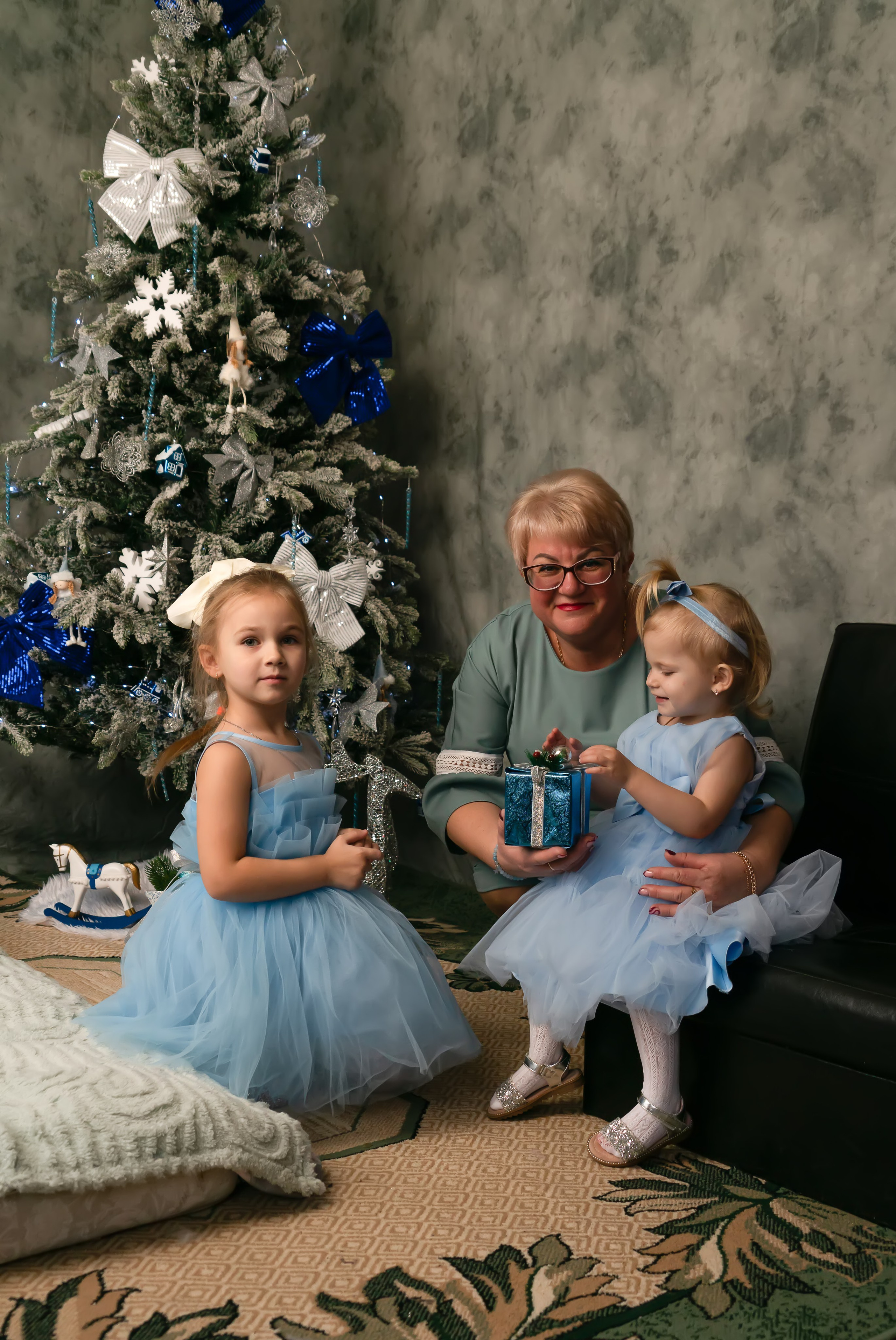 Бабушка и 2 сестренки- Новый год. Семейный и детский фотограф Тула Ясногорск Тульская область Надежда Кукушкина