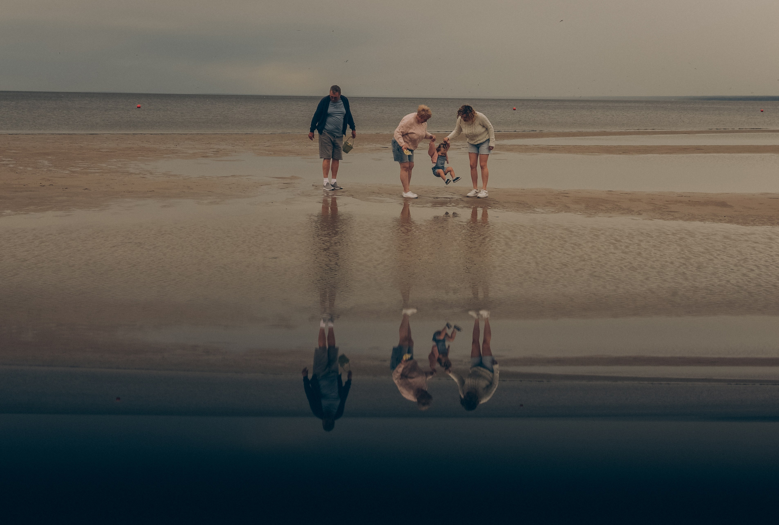 Съемка поколений на заливе. Елизавета Юлия Сергей и Ия. Семейный и свадебный фотограф в Санкт-Петербурге Яна