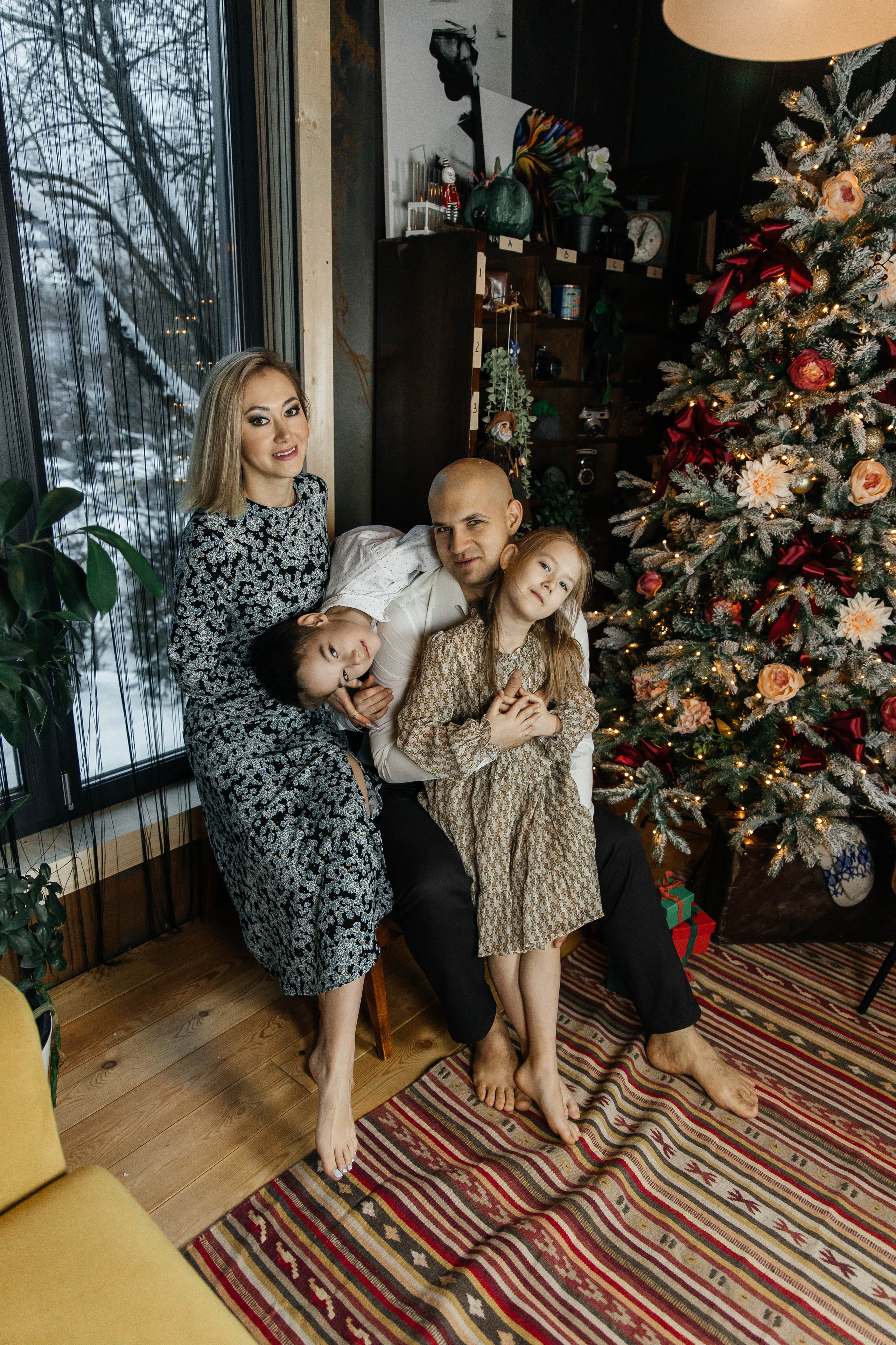 Саша и Захар с детьми. Студия art black house. Фотограф в Красногорске Инна Романова, индивидуальные съемки, лавстори