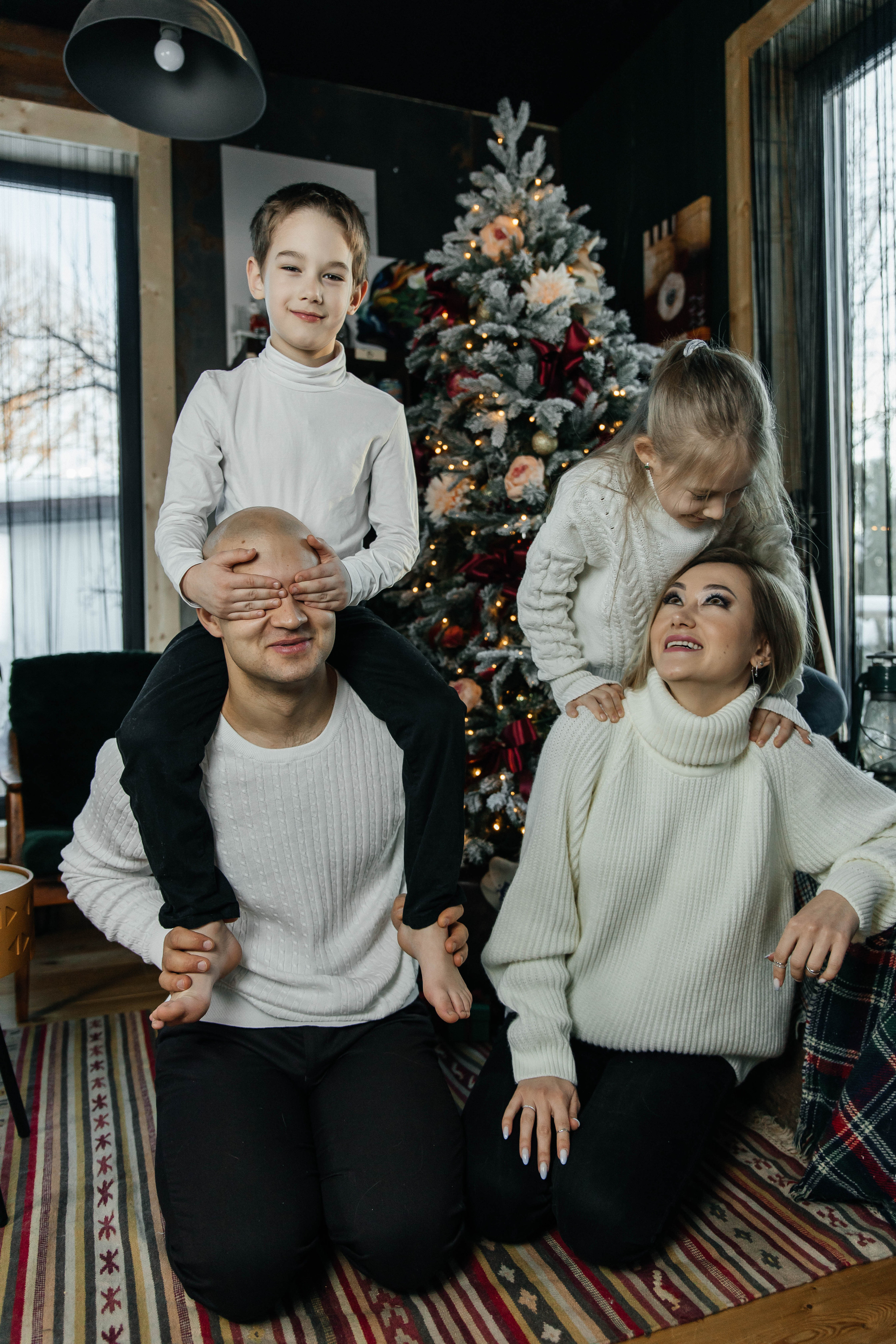 Саша и Захар с детьми. Студия art black house. Фотограф в Красногорске Инна Романова, индивидуальные съемки, лавстори