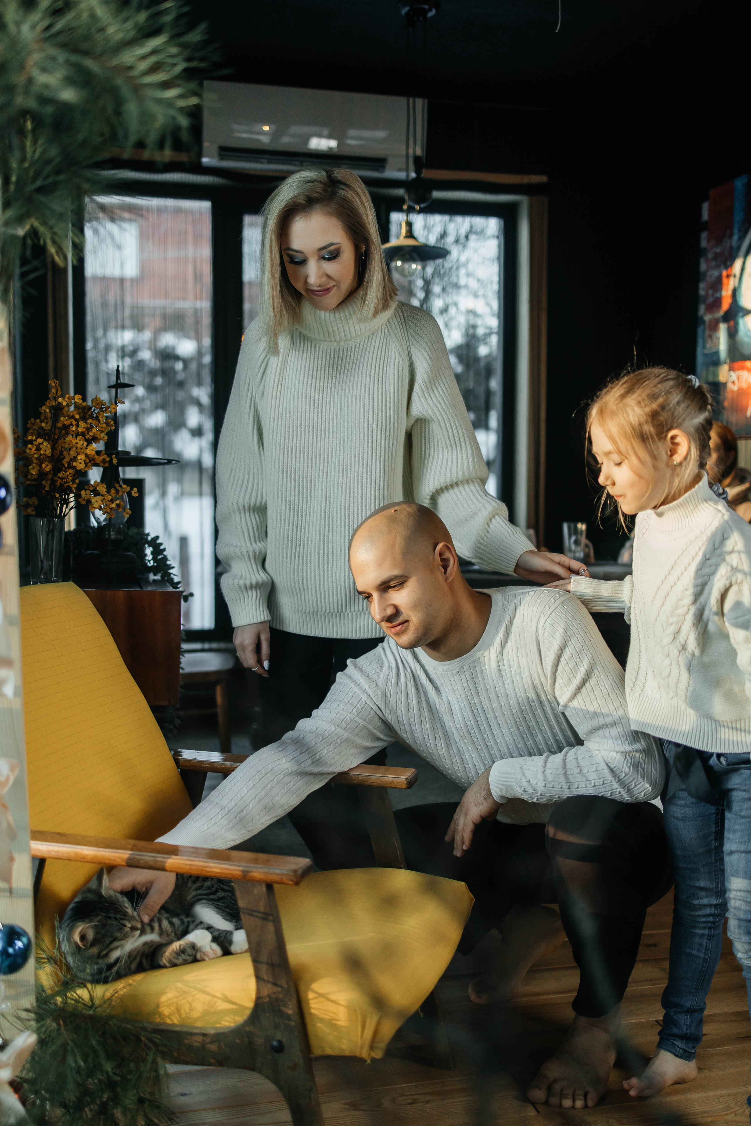 Саша и Захар с детьми. Студия art black house. Фотограф в Красногорске Инна Романова, индивидуальные съемки, лавстори