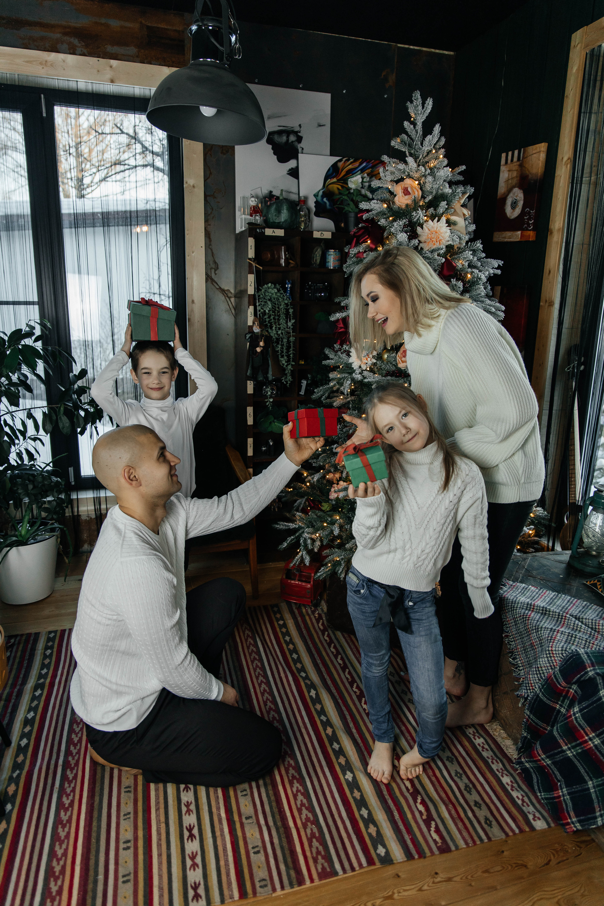 Саша и Захар с детьми. Студия art black house. Фотограф в Красногорске Инна Романова, индивидуальные съемки, лавстори