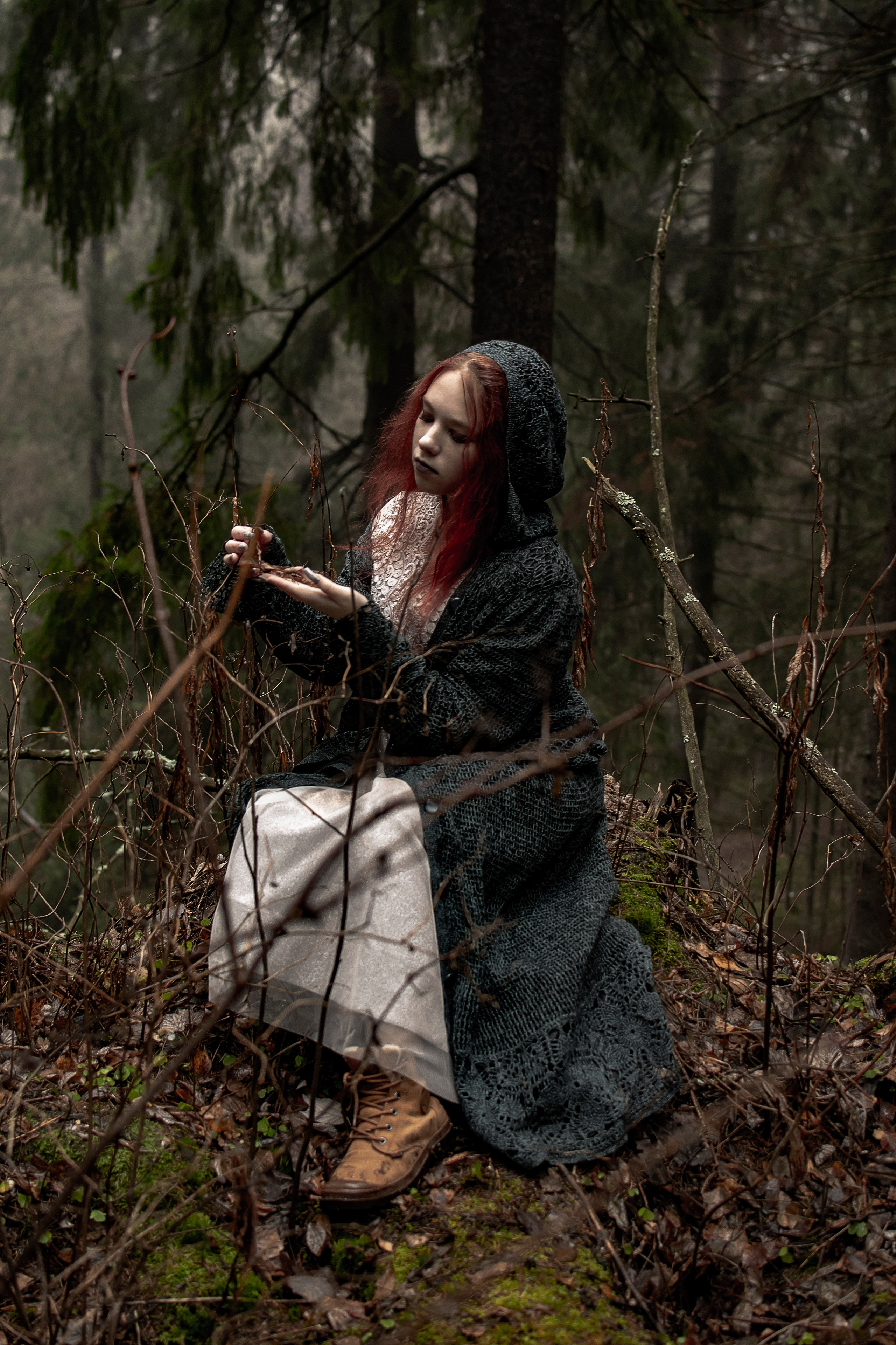 Лесная ведьма собирает травы