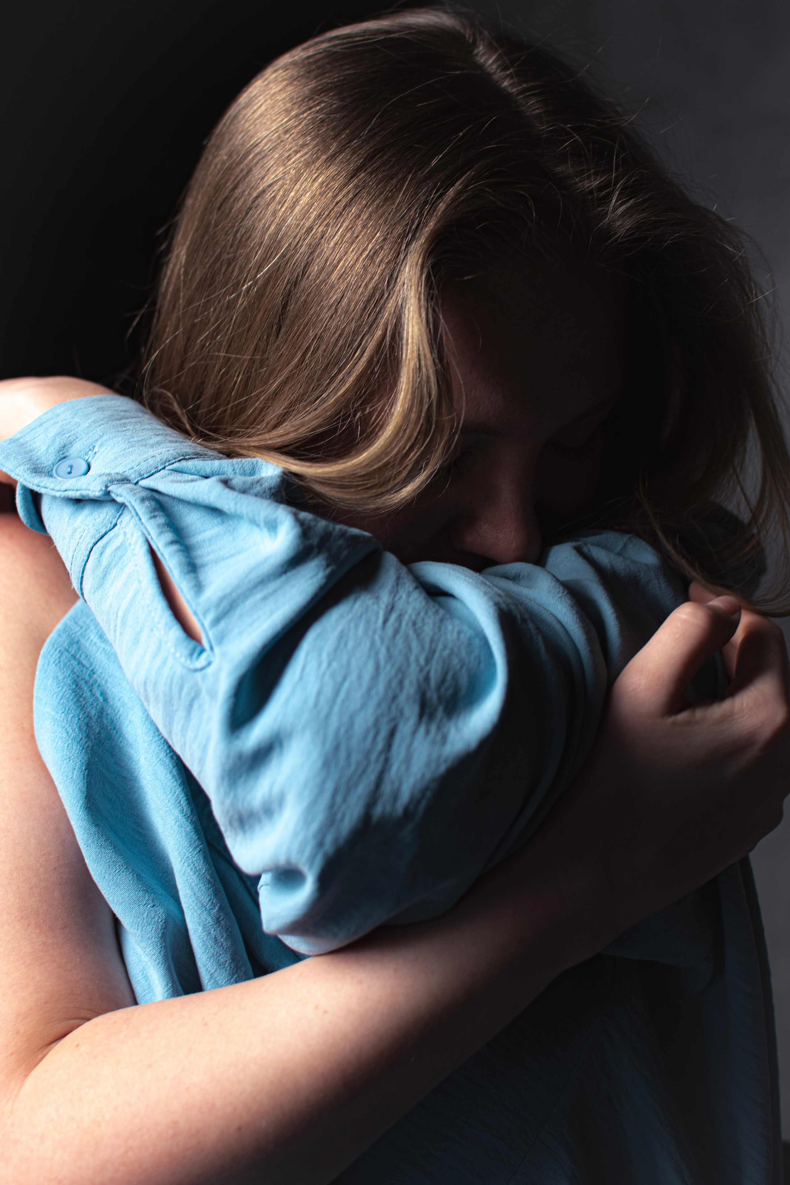 Девушка обнимает себя