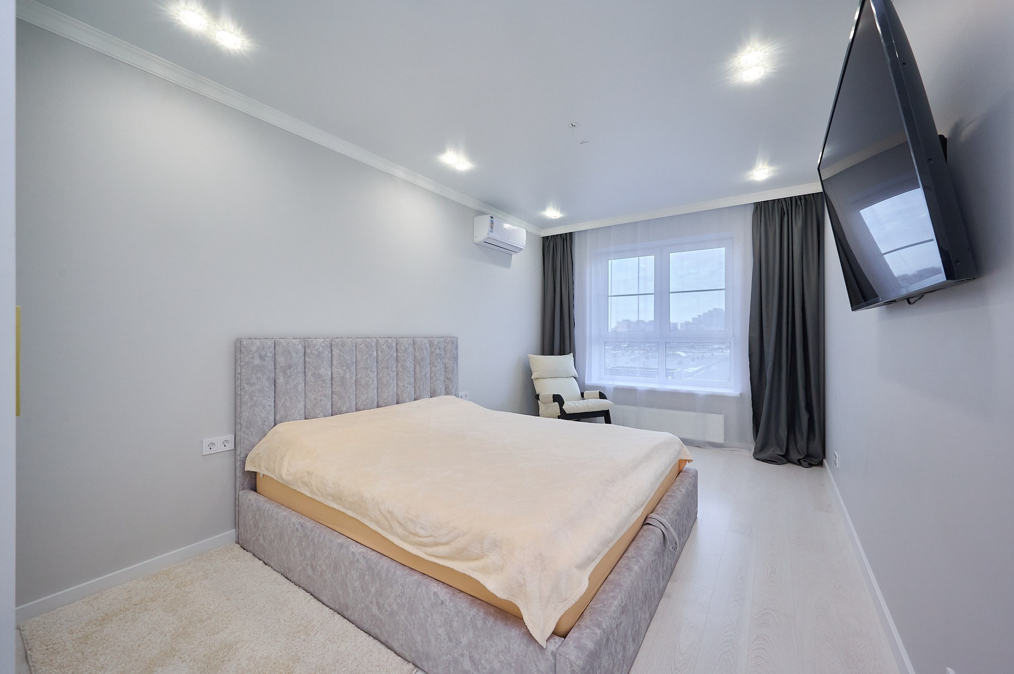 темно серые шторы кресло белое 