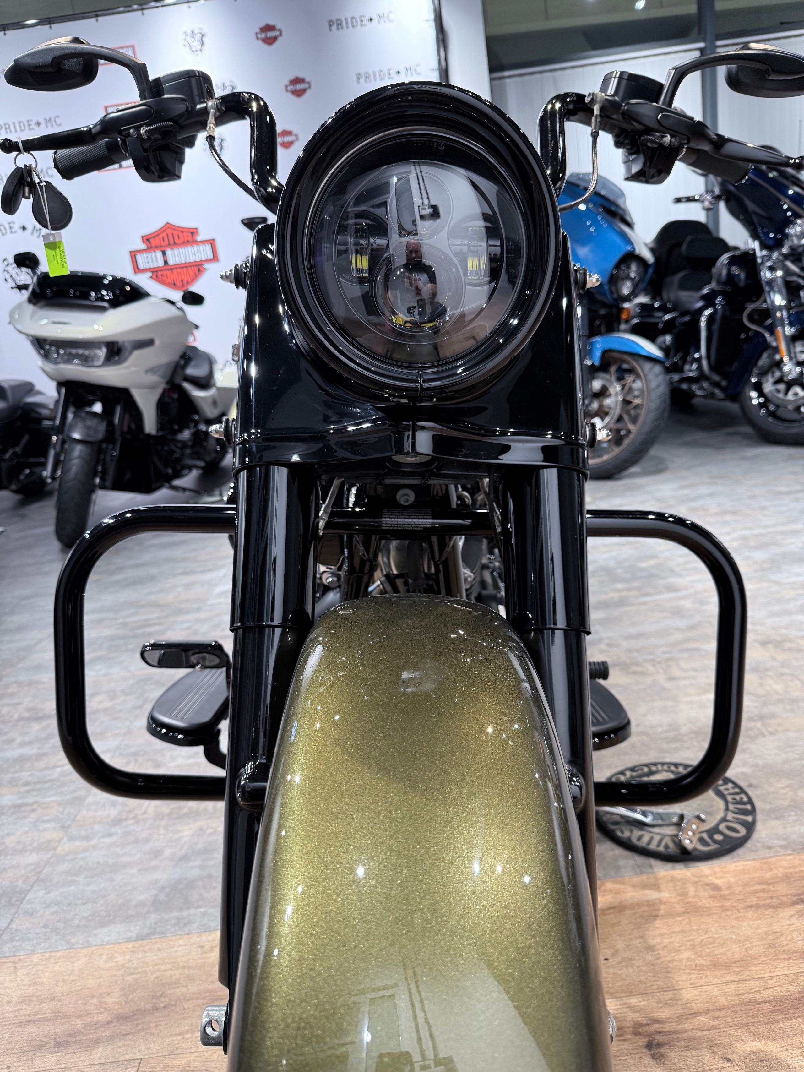 Купить Harley-Davidson 2017 Road King (Olive Gold) (Touring) — подробнее на сайте. Hello Davidson, Москва. Только хорошие мотоциклы…