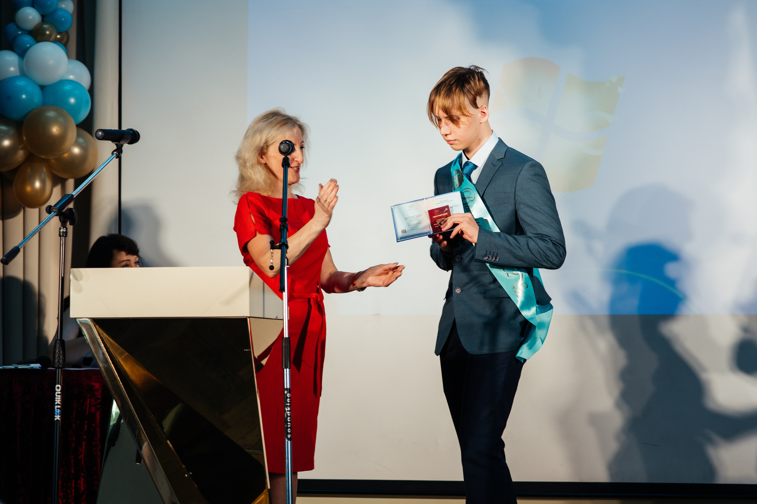 Вручение аттестатов. Выпускные альбомы в Подольске Москве и МО