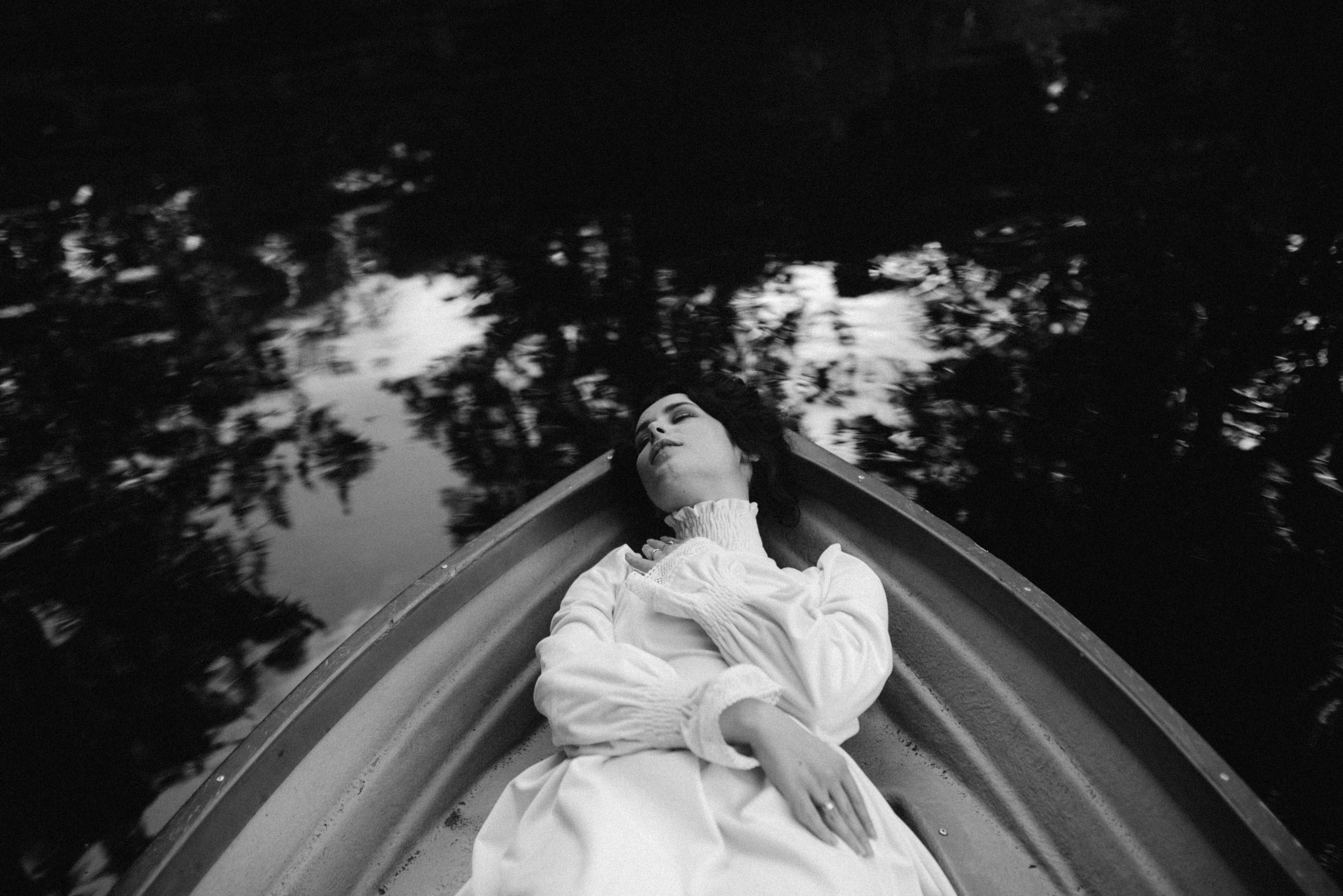 Черно-белый портрет девушки в лодке