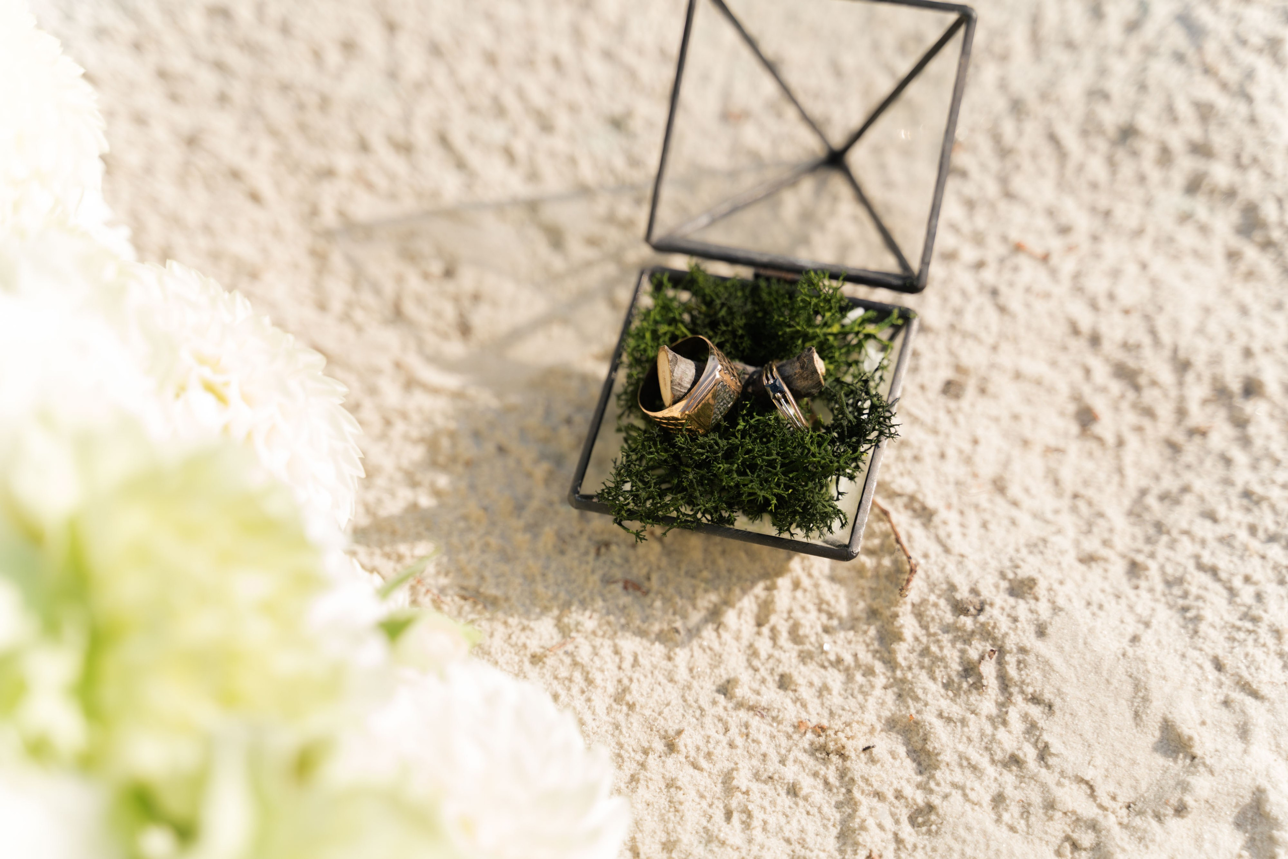 букет невесты и свадебные кольца