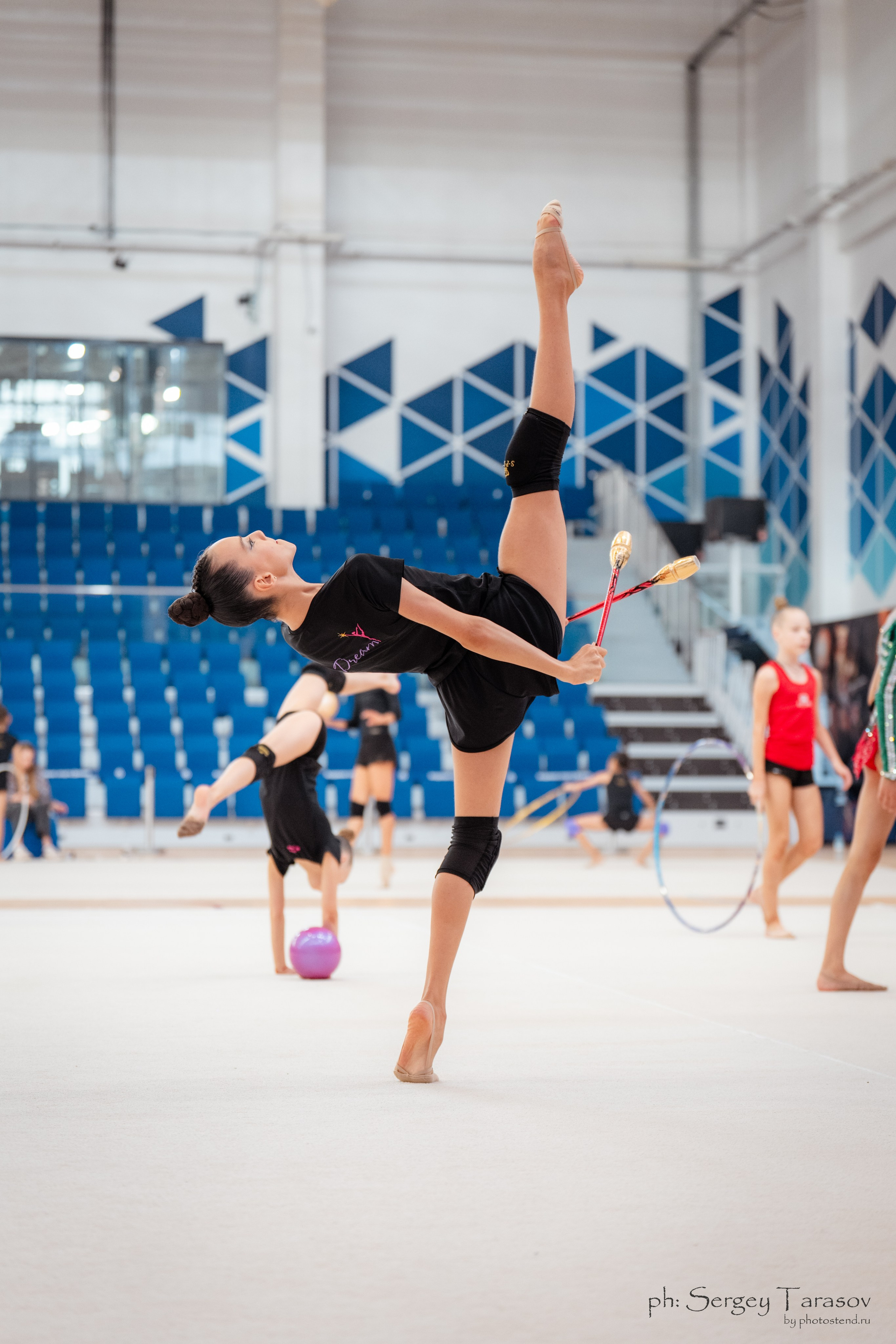 Съёмка с разминочного ковра с соревнований по художественной гимнастике.  