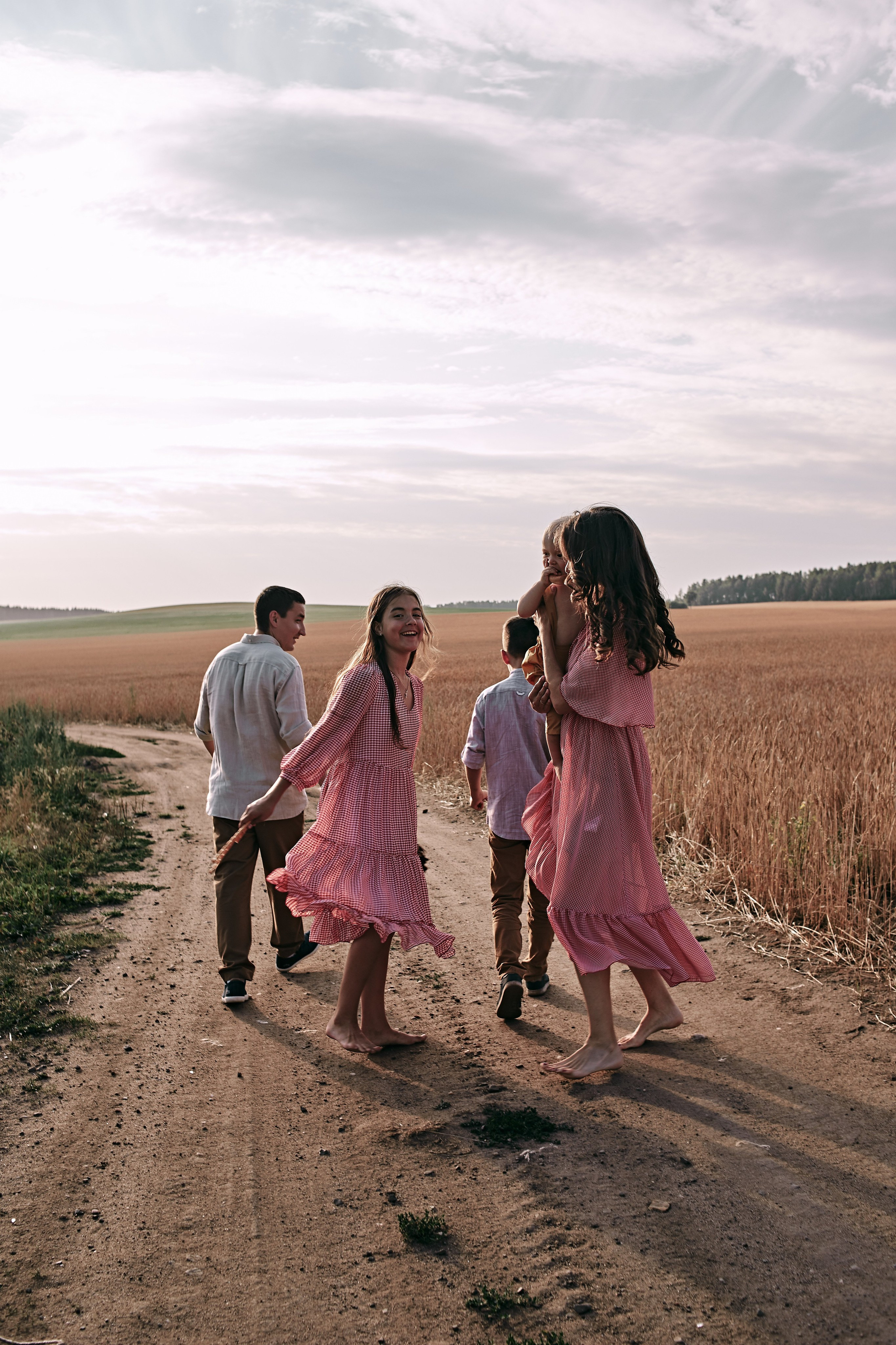 Большая семейная съемка в поле. Главная