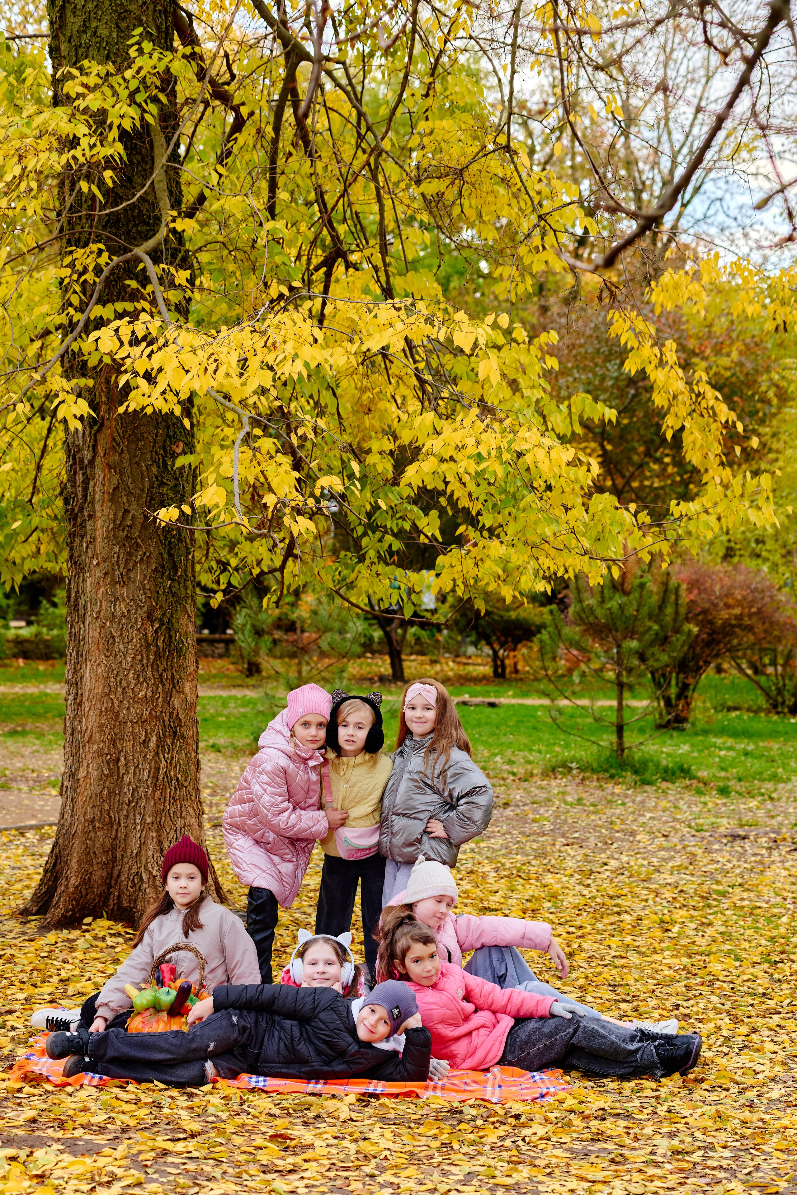Прогулка в парке классом. Фотограф Выпускные альбомы Таганрог Сергей Коробченко