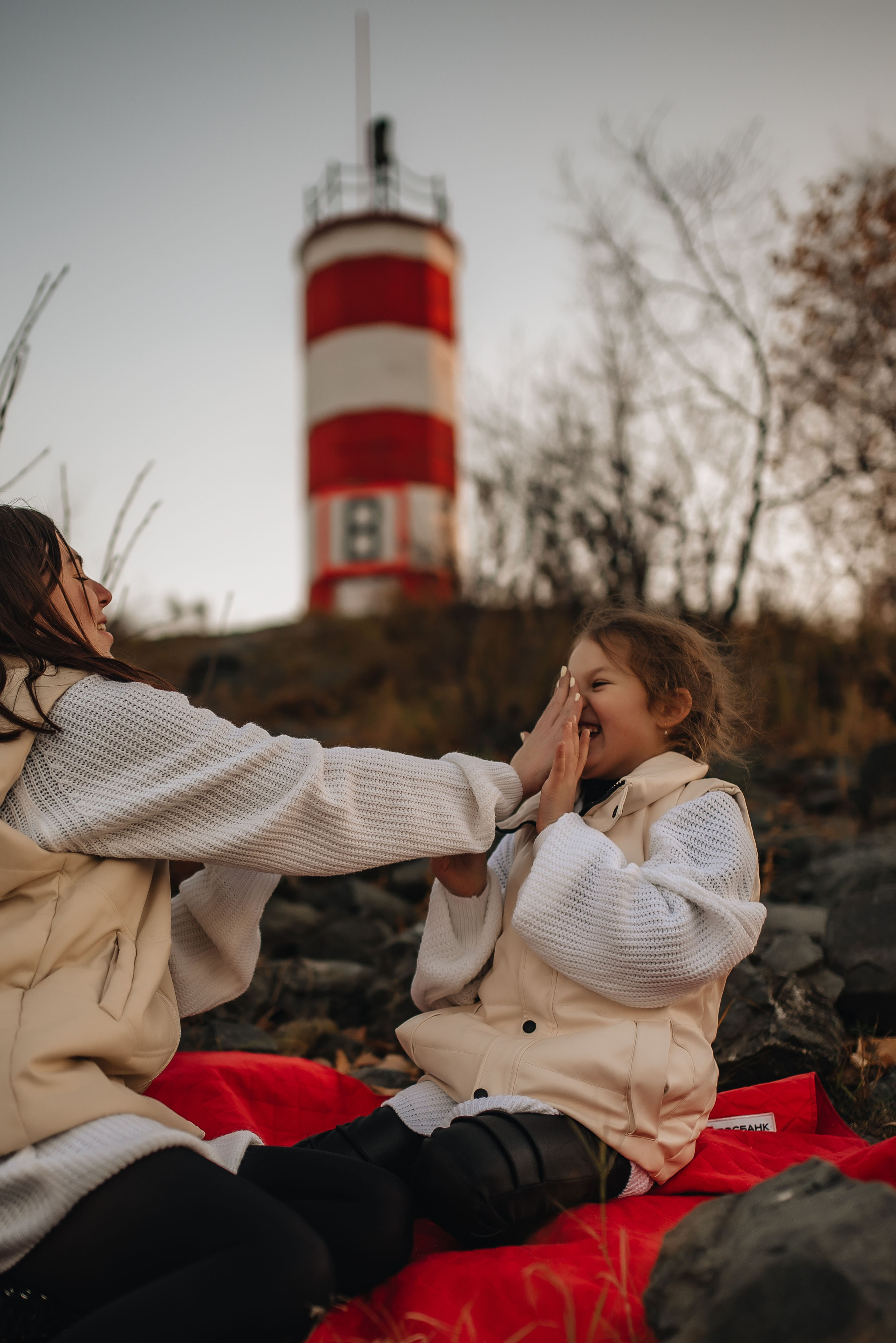 Катя и Варя (маяк). Семейная фотосессия в Новосибирске от фотографа Ольги Коваль