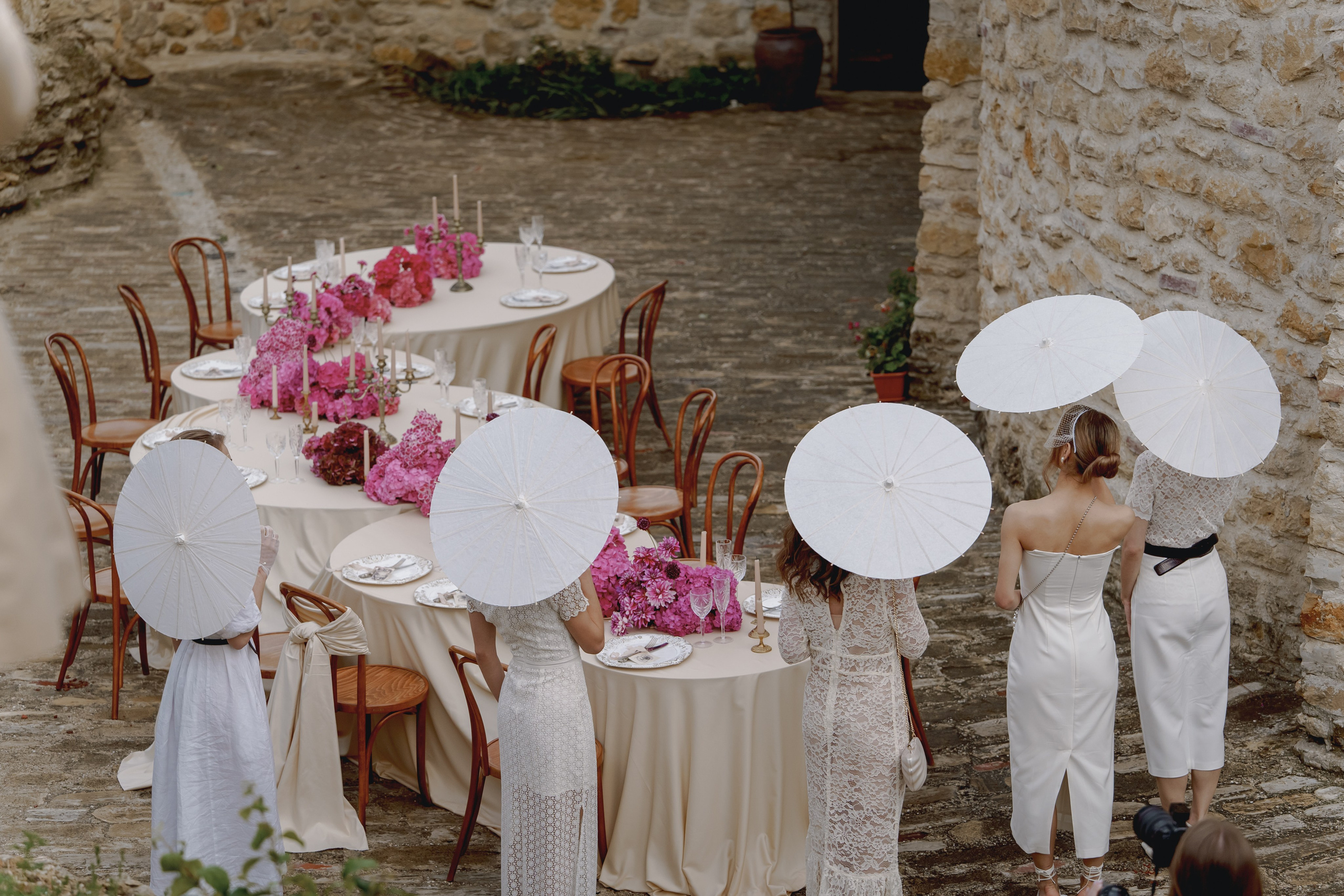 Интимный свадебный ужин в кругу самых близких на территории шато