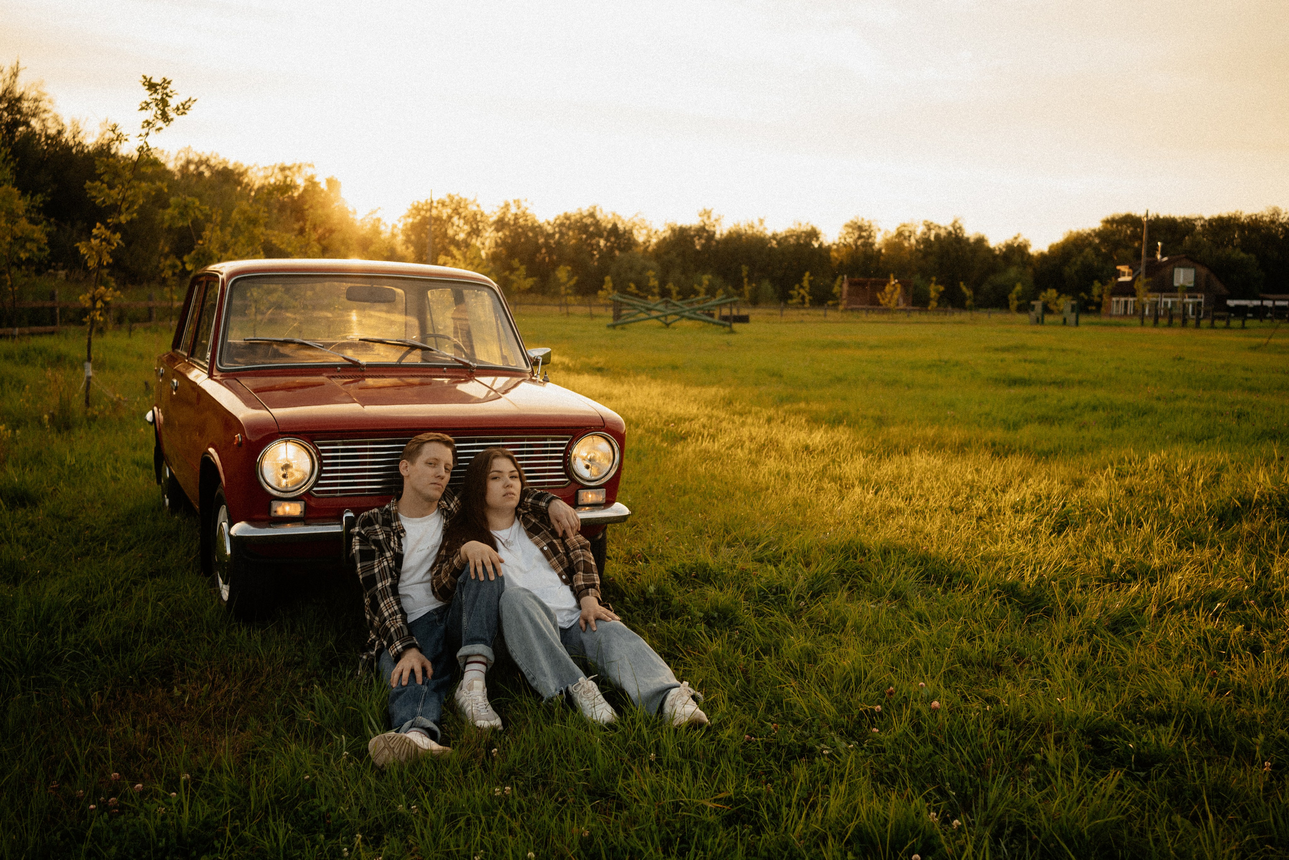 Парная фотосессия на закате за городом с красной Ладой | Лето | Архангельск. Свадебный и портретный фотограф в Архангельске Елизавета Стрекаловская