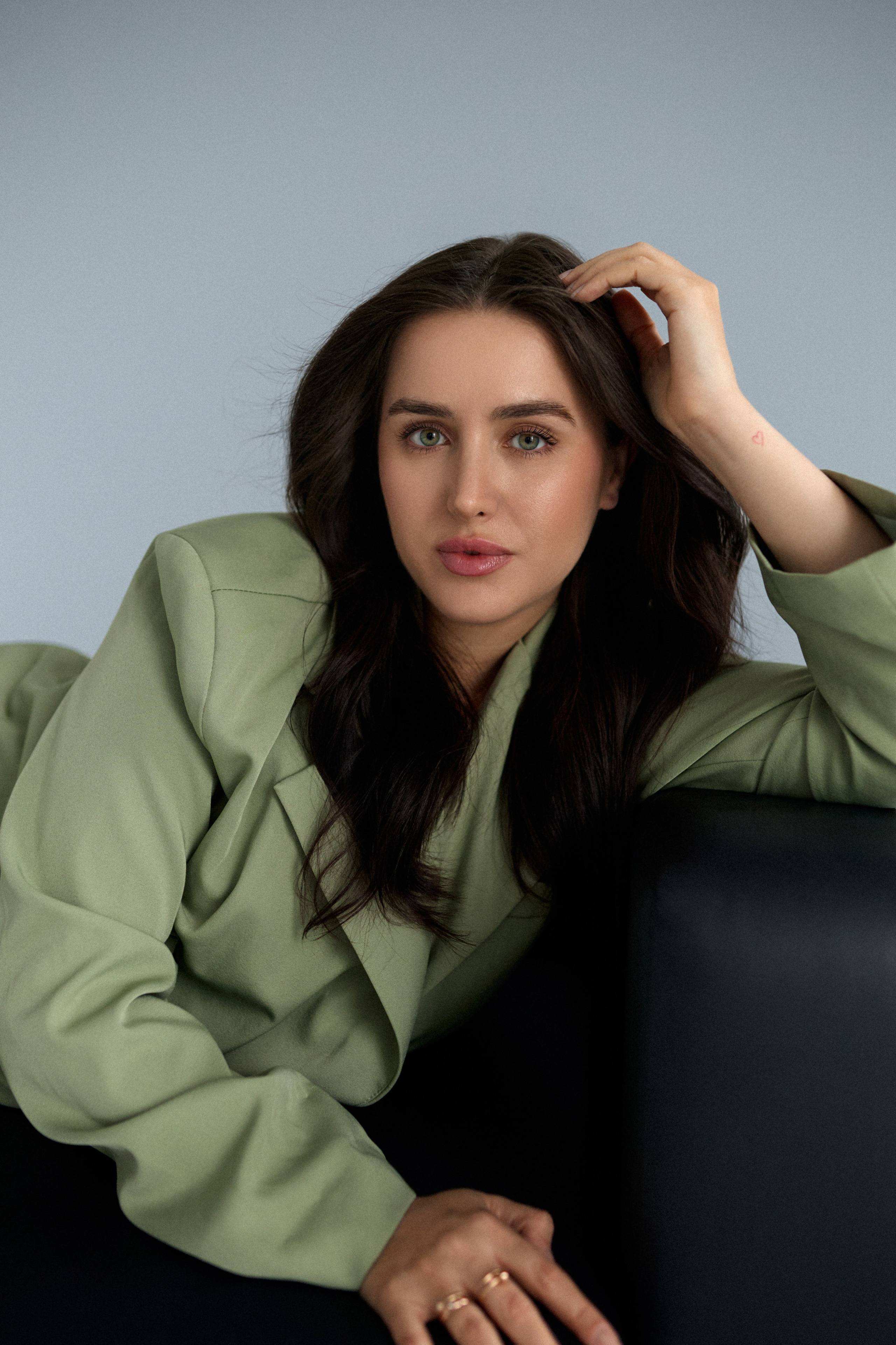 Минималистичная фотосессия. Сестры Карабаза. Фотографы и ретушеры в Москве и Санкт-Петербурге