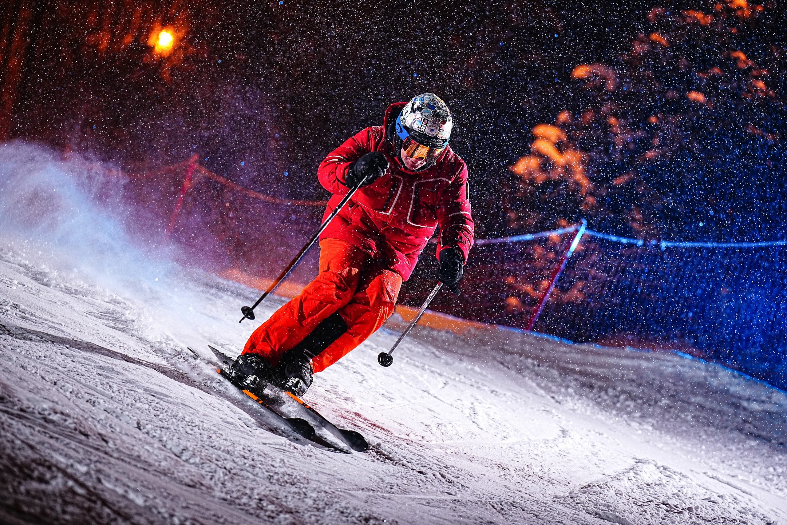 Вечернее и ночное катание на горных лыжах и сноуборде. Съемка с использованием внешних вспышек. Фото: Студитский Евгений