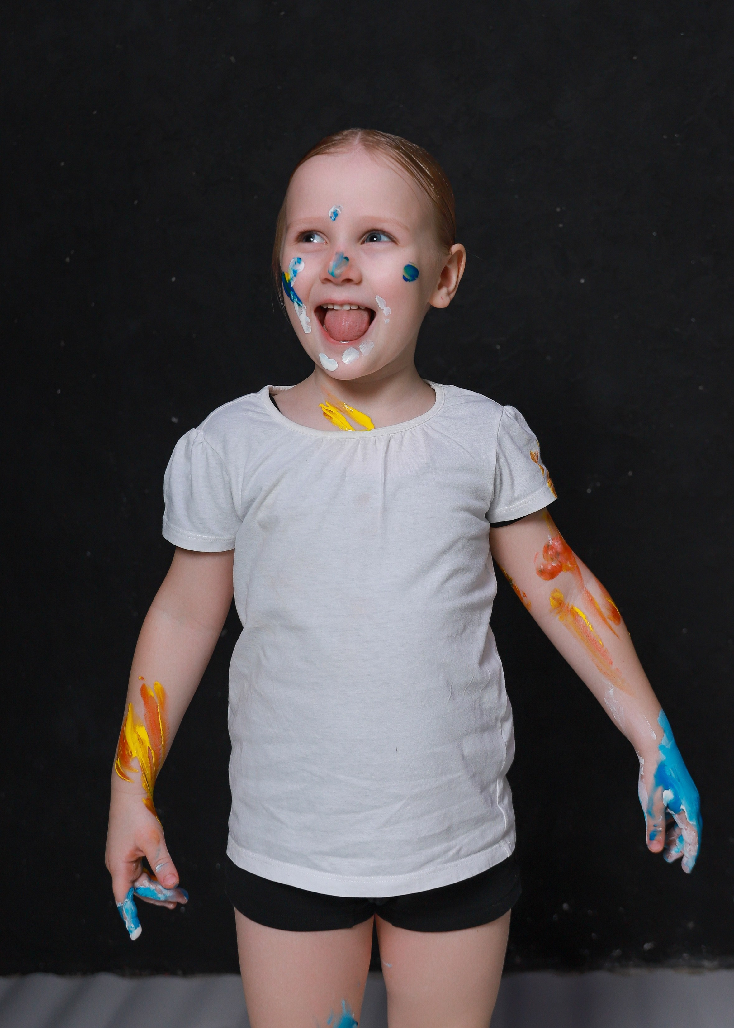 Младшие с красками. Фотограф Юлия Мальцева