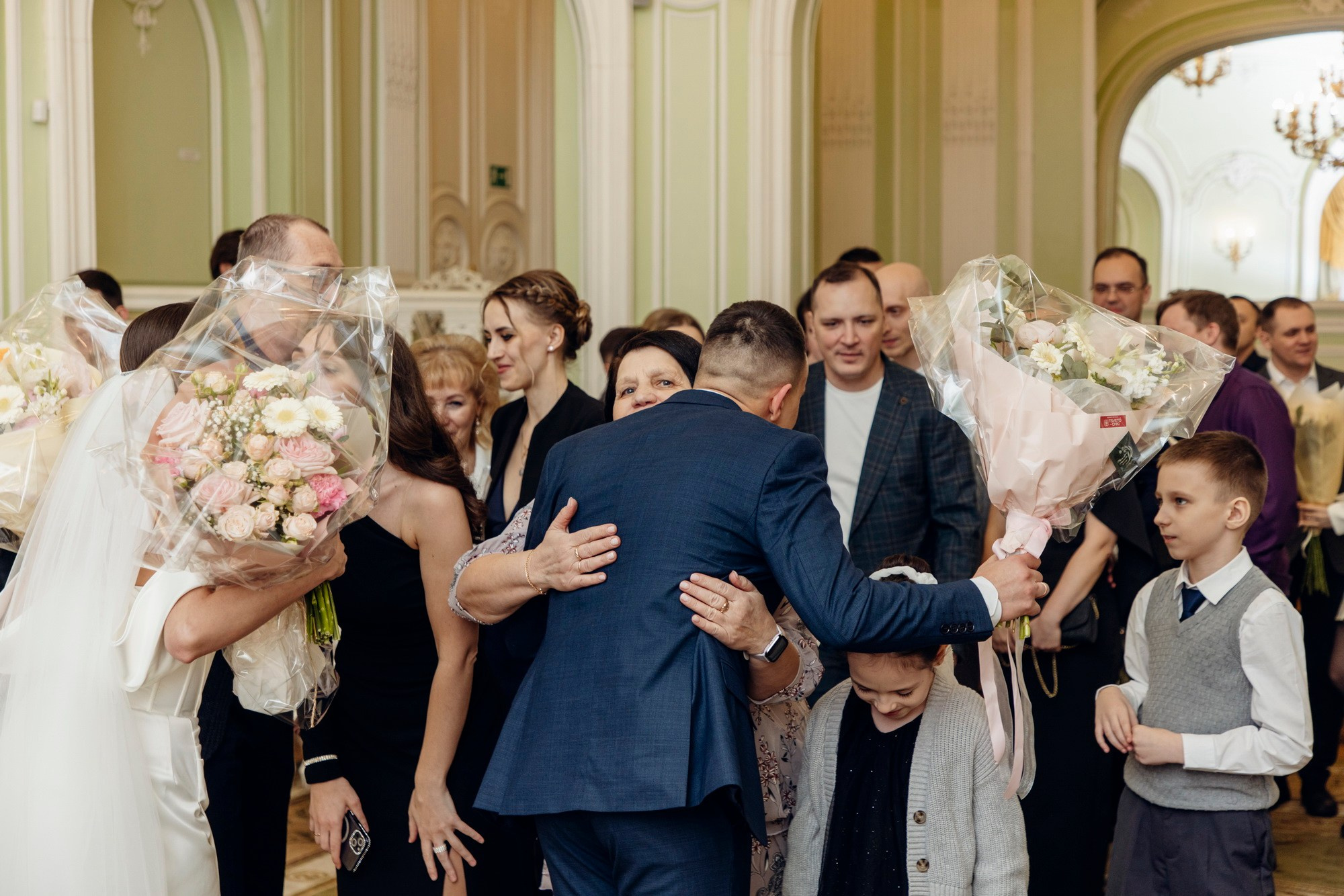 где купить свадебный букет, какой подарок подарить на свадьбу, свадебное платье где купить спб, свадебный салон, актуальные свадебные платья 2025, костюм для жениха, какой ресторан выбрать спб, отель для свадьбы