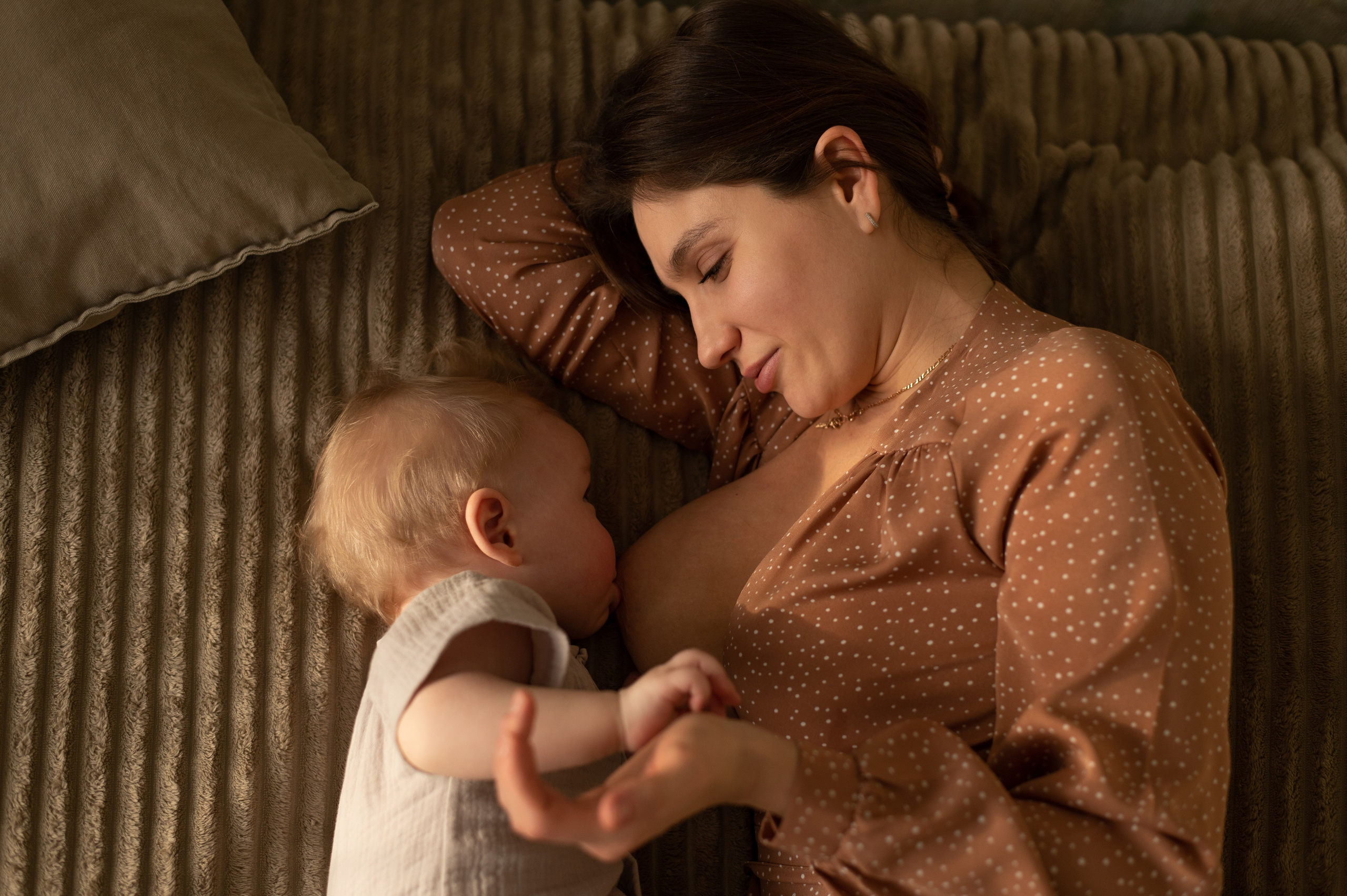 Съёмка семьи с новорожденным или малышом на ГВ. Семейный и детский фотограф в Москве Анна Оськина