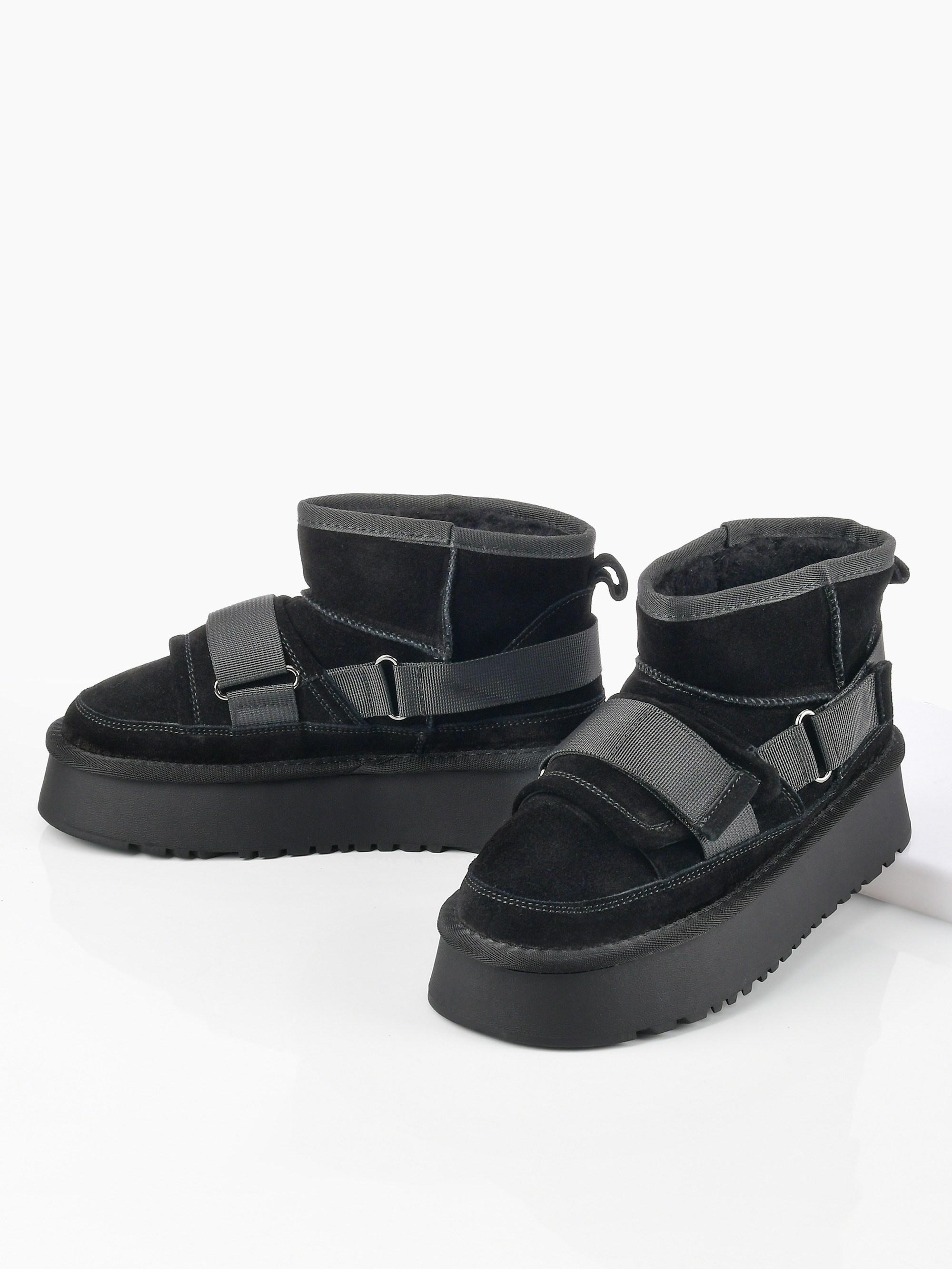 Фото обуви на белом фоне для интернет каталога предметным фотографом Ольгой Гурьяновой.