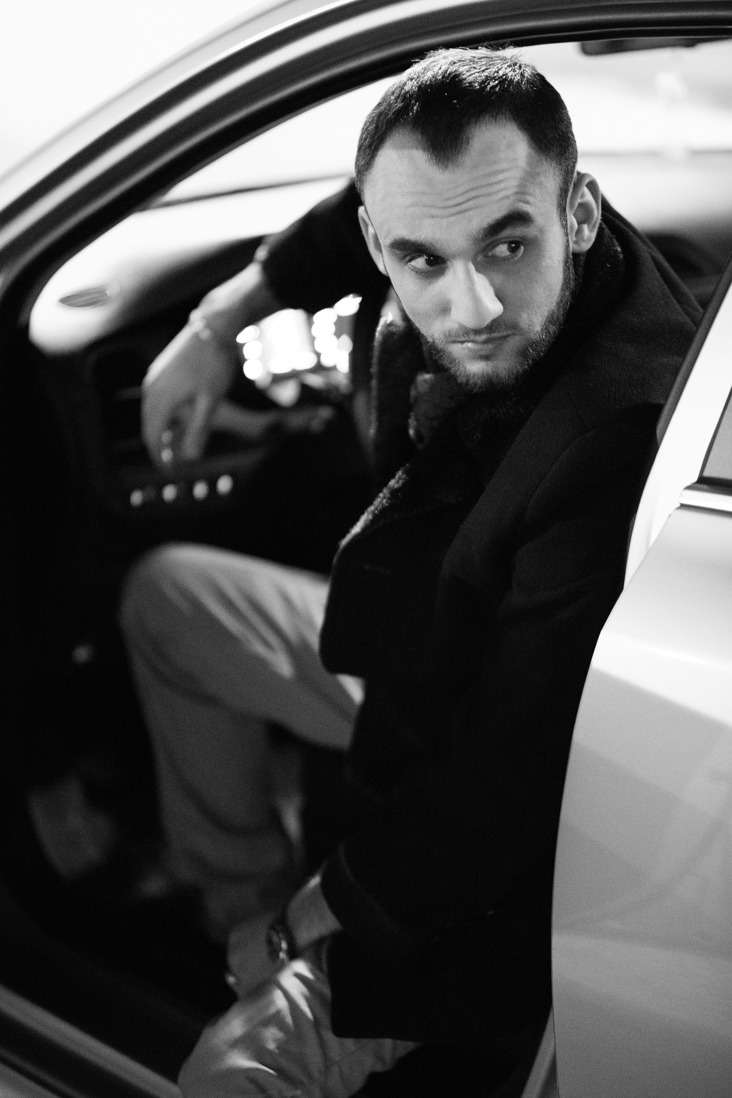 Мужчина в автомобиле.