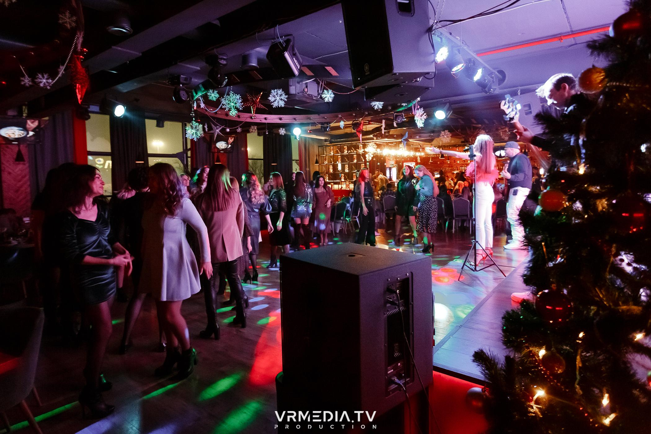 Жаркий новогодний корпоратив в гриль-баре «Жара»